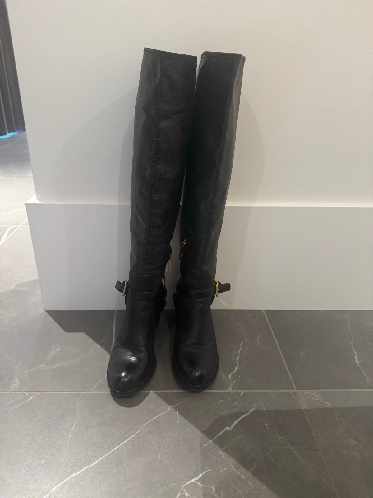Prada hoge laarzen met gouden details, maat 39.5, Kleding | Dames, Schoenen, Ophalen of Verzenden, Gedragen, Zwart, Hoge laarzen