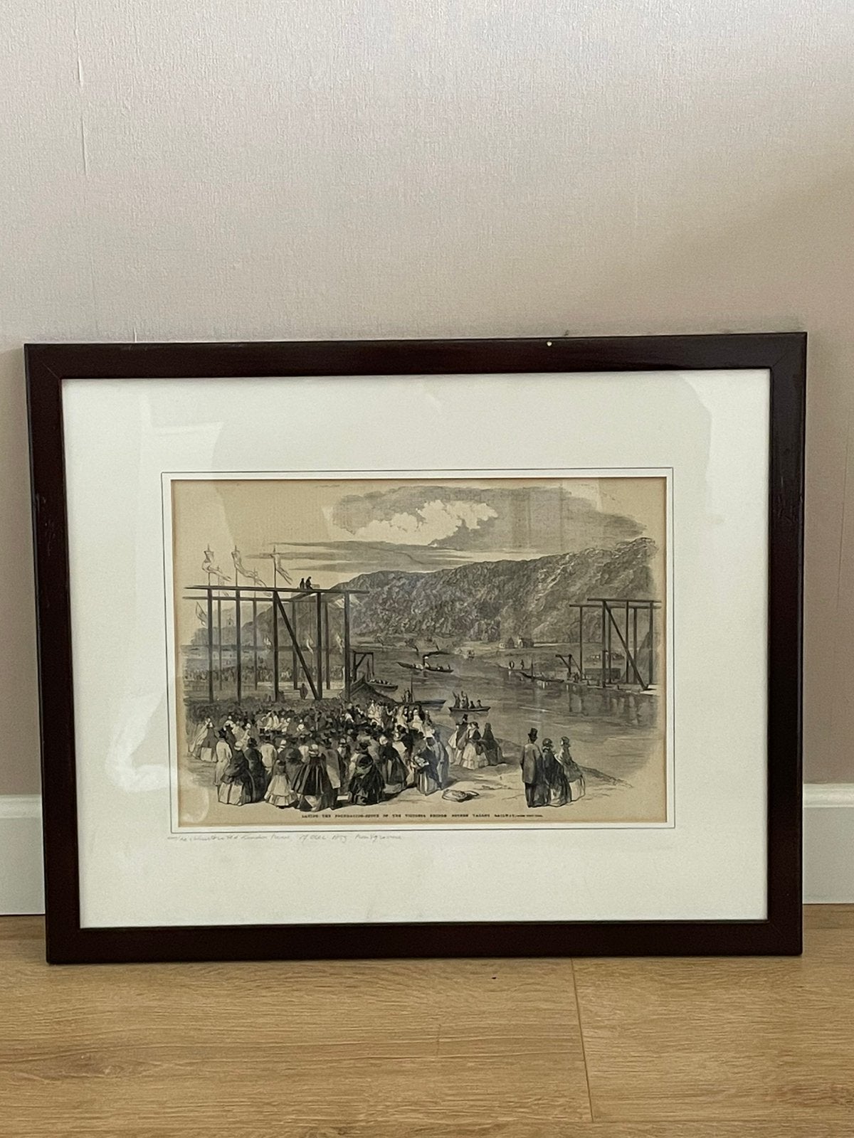Ingelijste Victoriaanse Houtgravure (1859) - Victoria Bridge, Antiek en Kunst, Kunst | Etsen en Gravures, 44 cm, 1800 - 1899, Met tekst