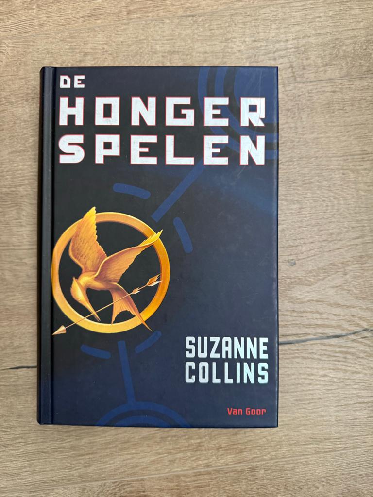 De Hongerspelen - Suzanne Collins (Hardcover), Boeken, Ophalen, Zo goed als nieuw