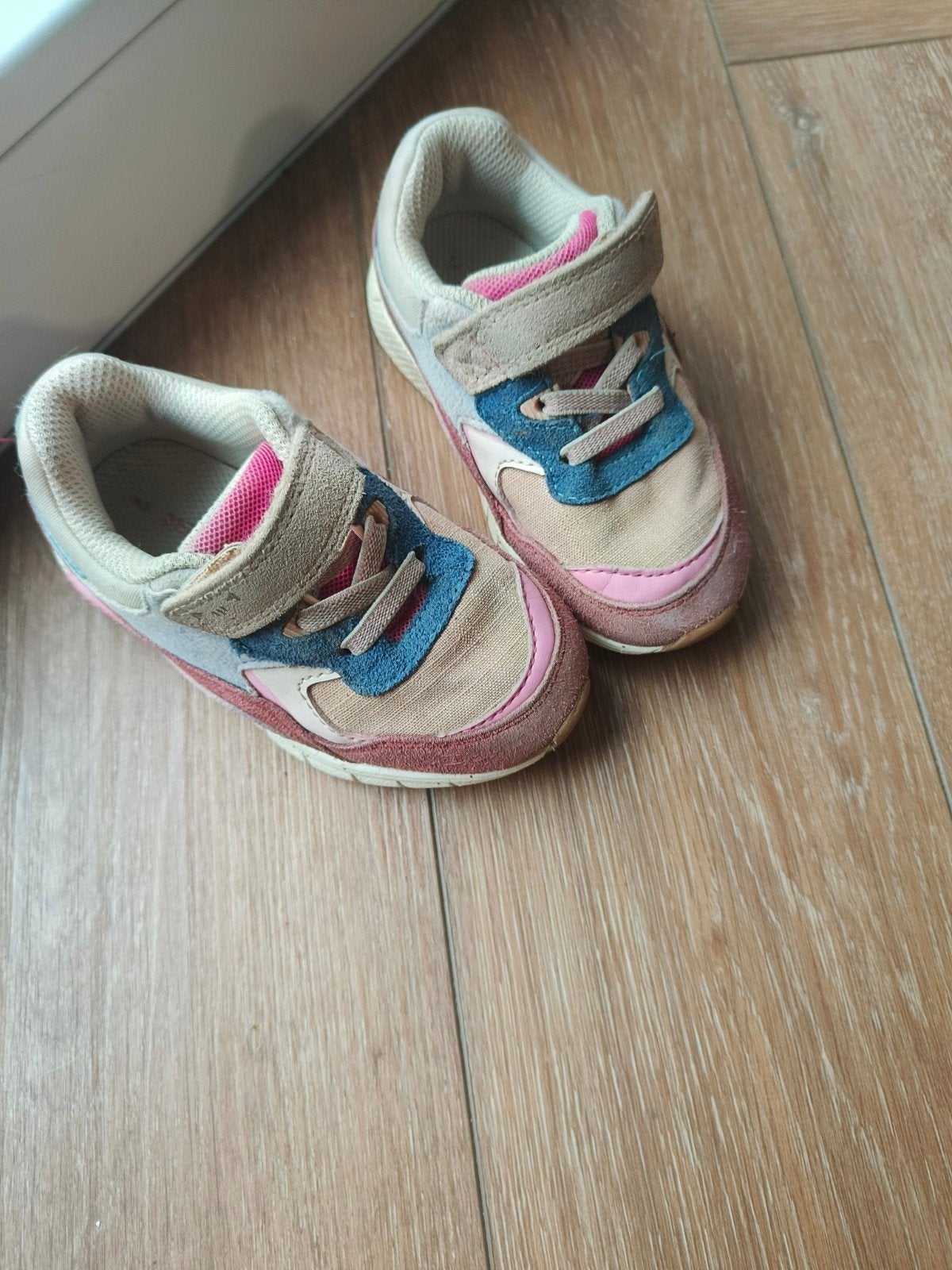Next sneakers maat 24 - ideaal voor buitenspelen, Kinderen en Baby's, Kinderkleding | Schoenen en Sokken, Ophalen, Gebruikt, Meisje