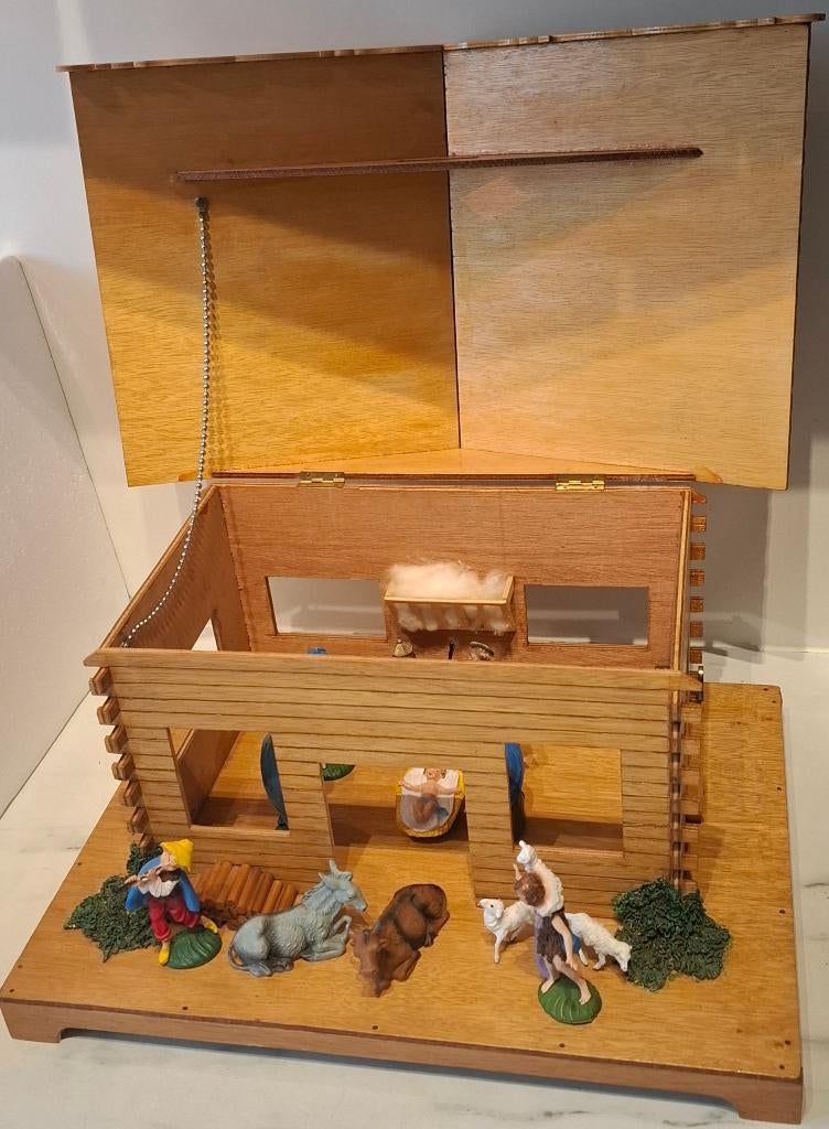 Kerststal als Oostenrijks chalet met muziekdoos (groot), Diversen, Kerst, Ophalen of Verzenden