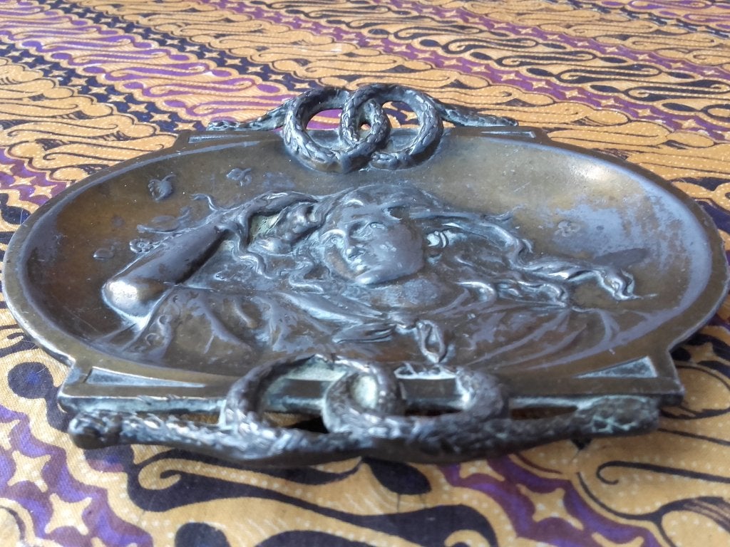 Mooi zwaar antiek schaaltje uit Frankrijk 16,9 cm. uit 1900., Antiek en Kunst, Antiek | Tin, Ophalen of Verzenden