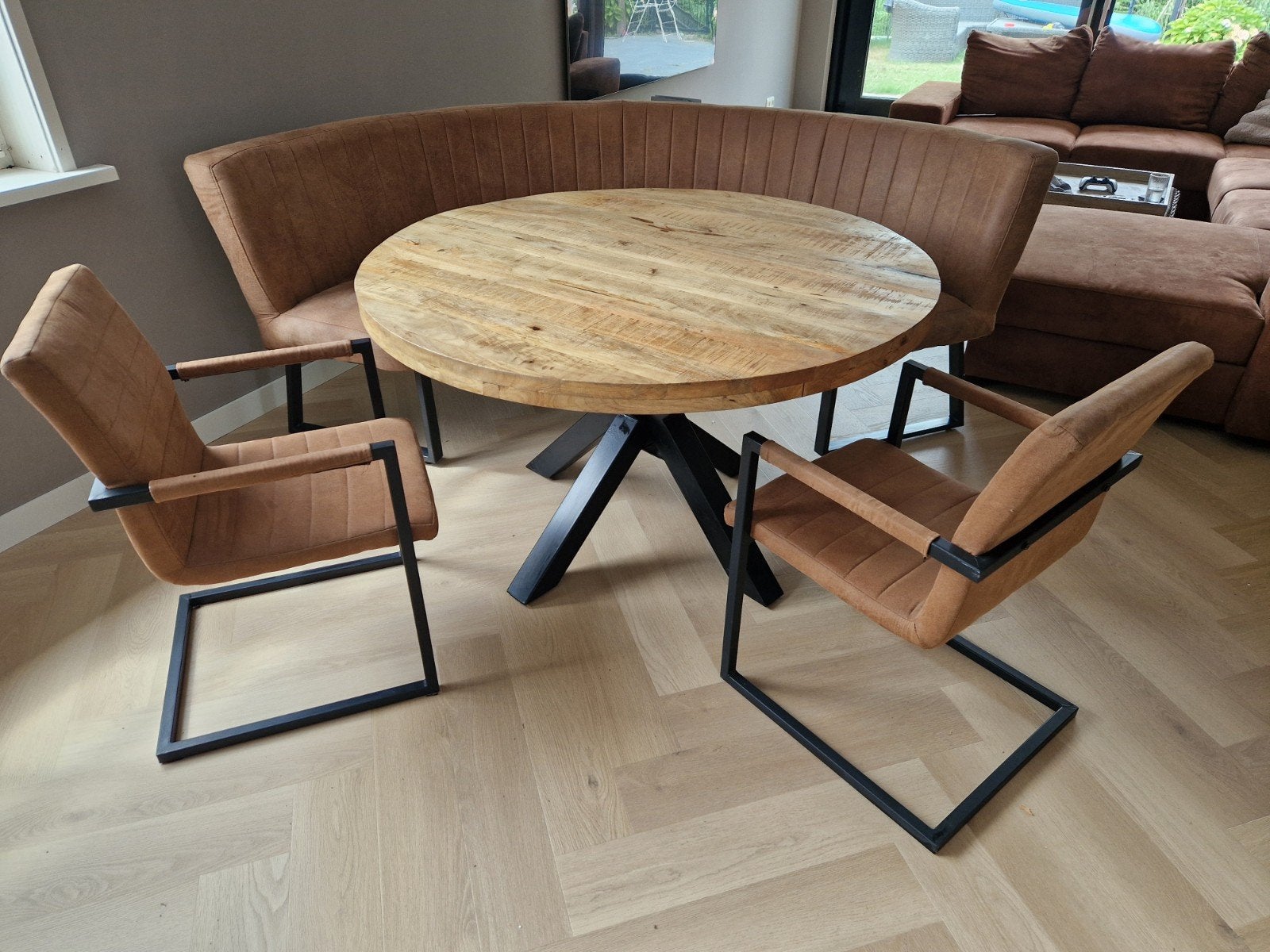 Ronde eettafel met Bank en stoelen, Rond, Industrieel, Modern, Zo goed als nieuw, Vijf personen of meer