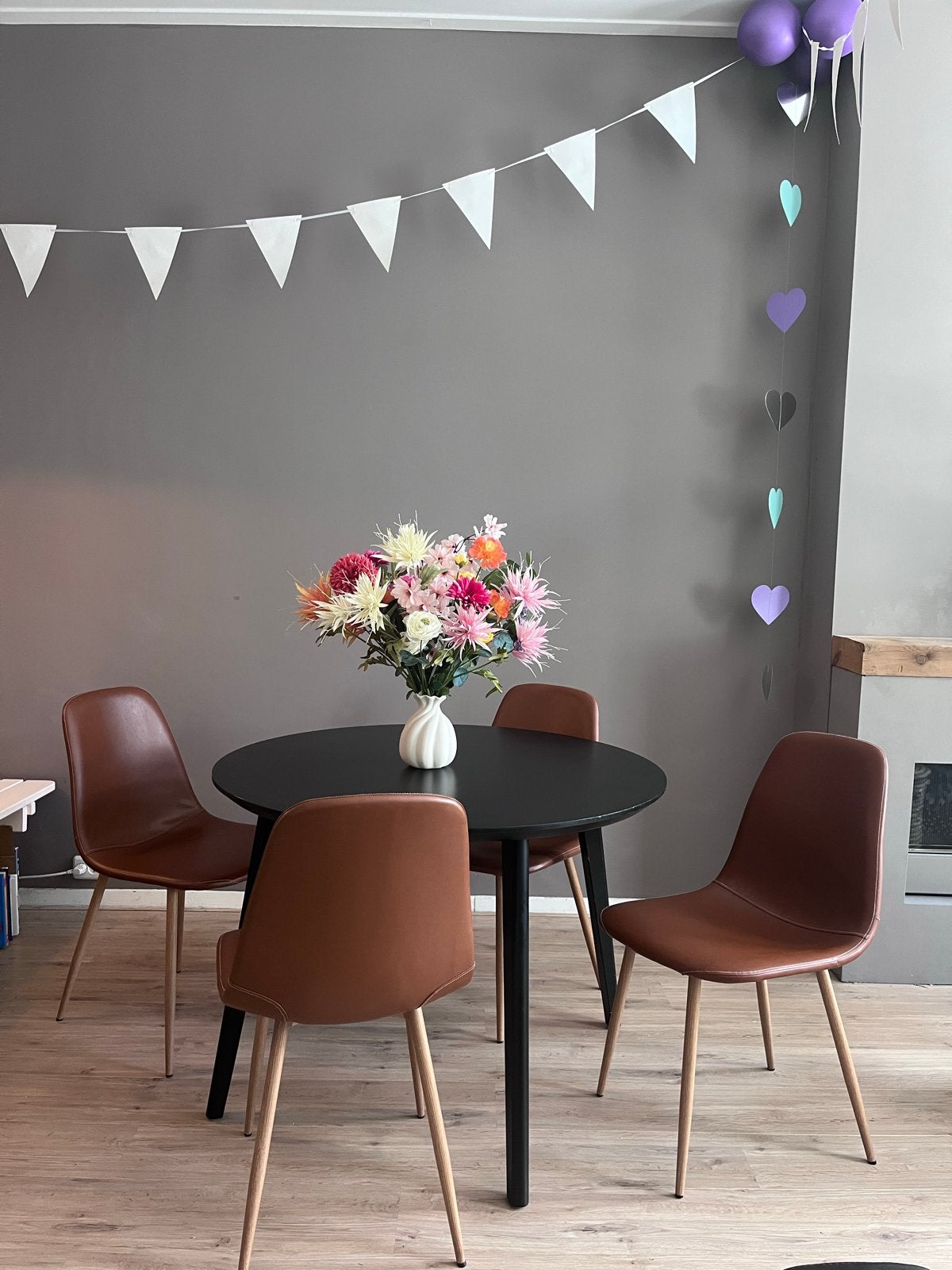 Zwarte ronde tafel met bruine kunstleren stoelen, Ophalen, Gebruikt, 100 tot 150 cm, Rond