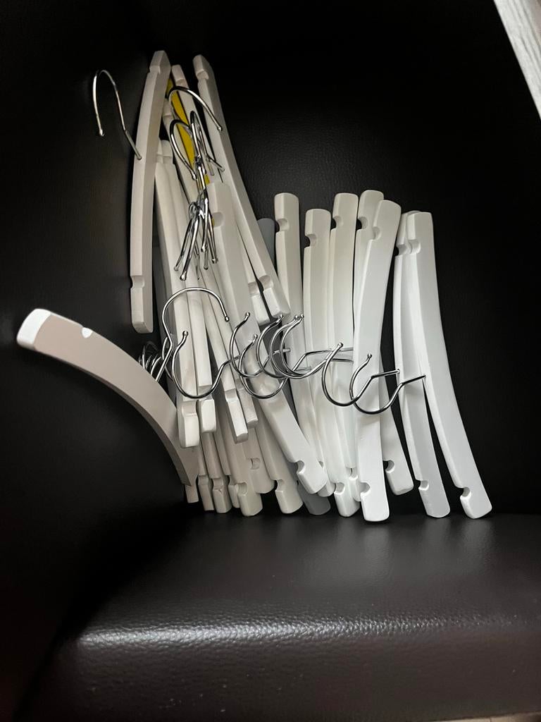 Witte houten kledinghangers voor baby of kinderkleding, Ophalen of Verzenden, Gebruikt