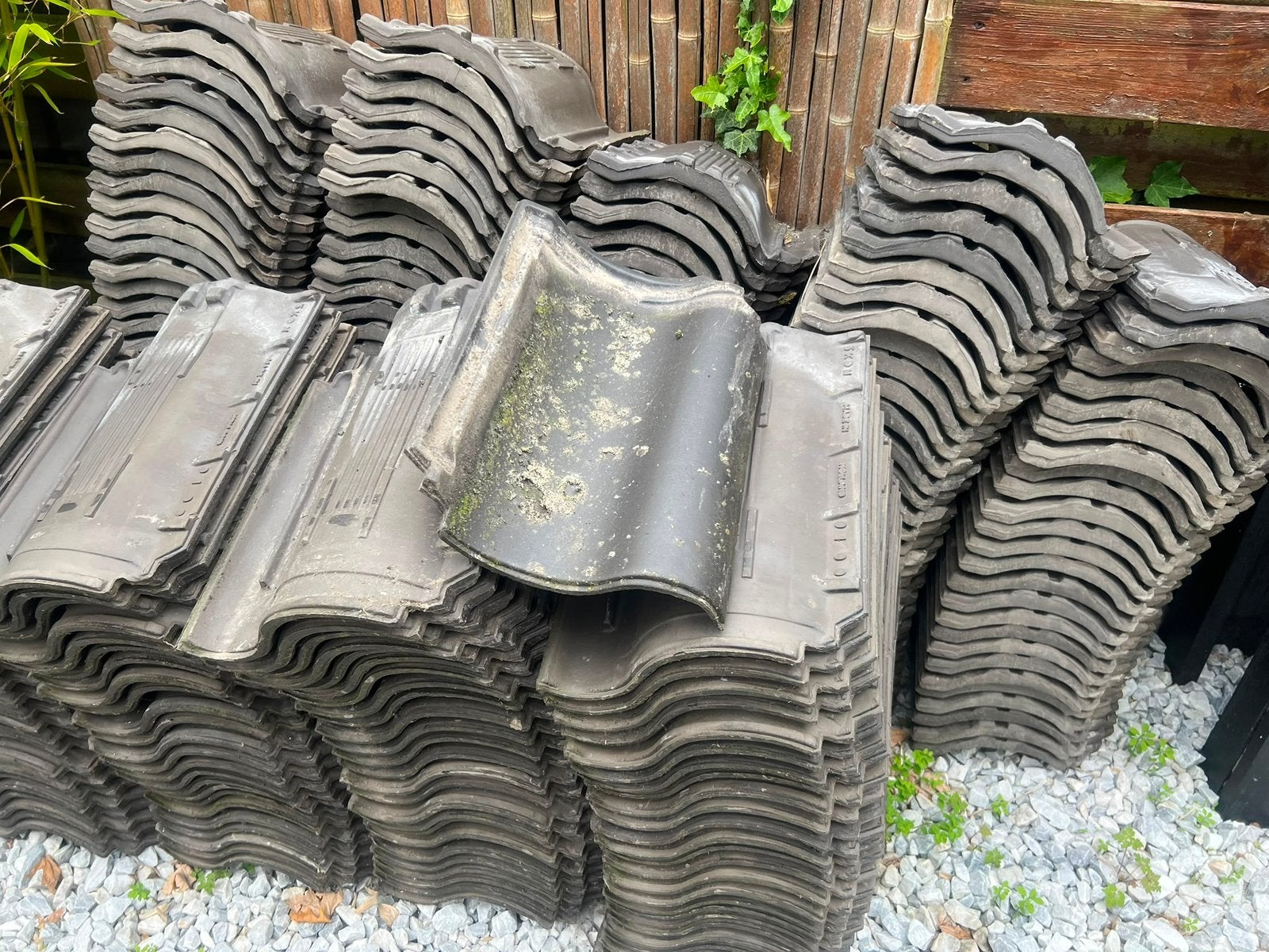 Gebruikte dakpannen, grijs ruim 15m2!, Doe-het-zelf en Verbouw, Dakpannen en Dakbedekking, Ophalen, Gebruikt, Steen of Klei, 15 m² of meer