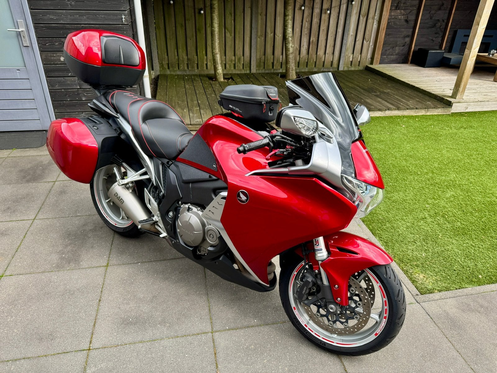 Honda VFR 1200F | 2010 | HyperPro | Zumo XT | Koffers | PUIG, Handvatverwarming, 4 cilinders, Motorrijbewijs A, 1237 cc