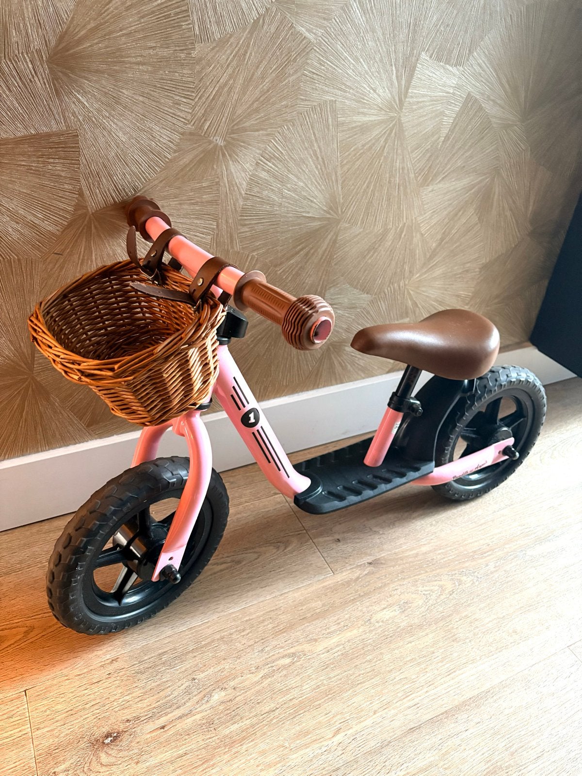 Roze Angels & Bandits loopfiets met mandje, Kinderen en Baby's, Speelgoed | Buiten | Voertuigen en Loopfietsen, Ophalen, Zo goed als nieuw