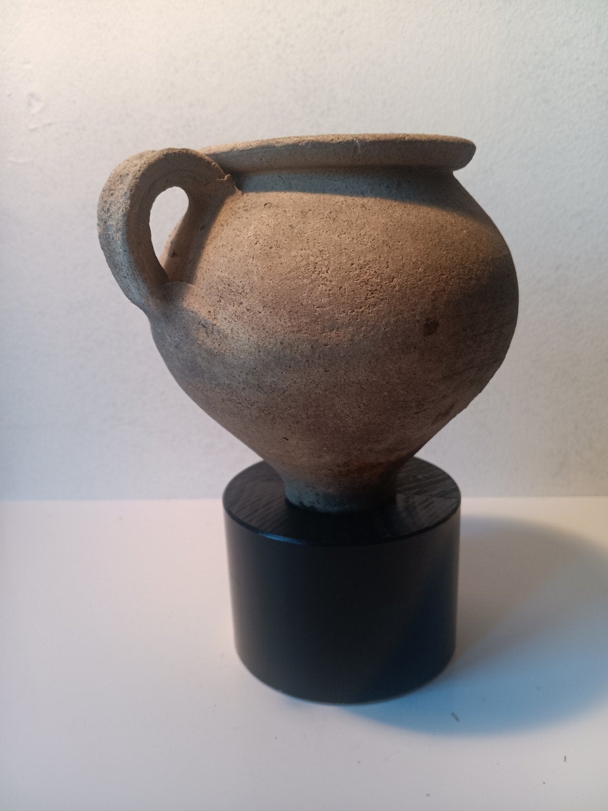 Romeinse kookpotje met vindplek zegeltje, 12 cm hoog, Ophalen of Verzenden