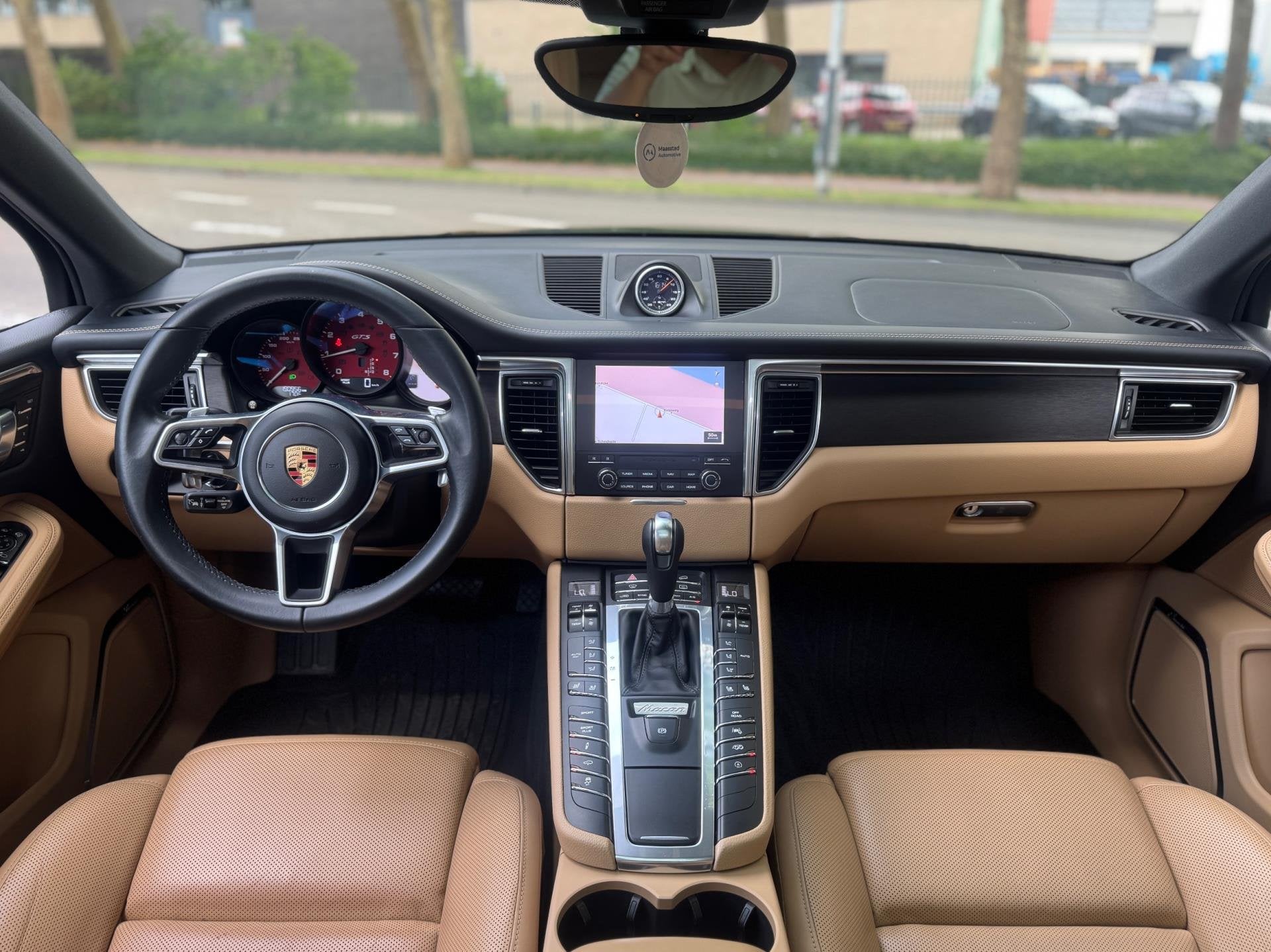 Foto 2 van Porsche Macan 3.0 GTS Burmester ACC Pano Cognac L Chrono Vol