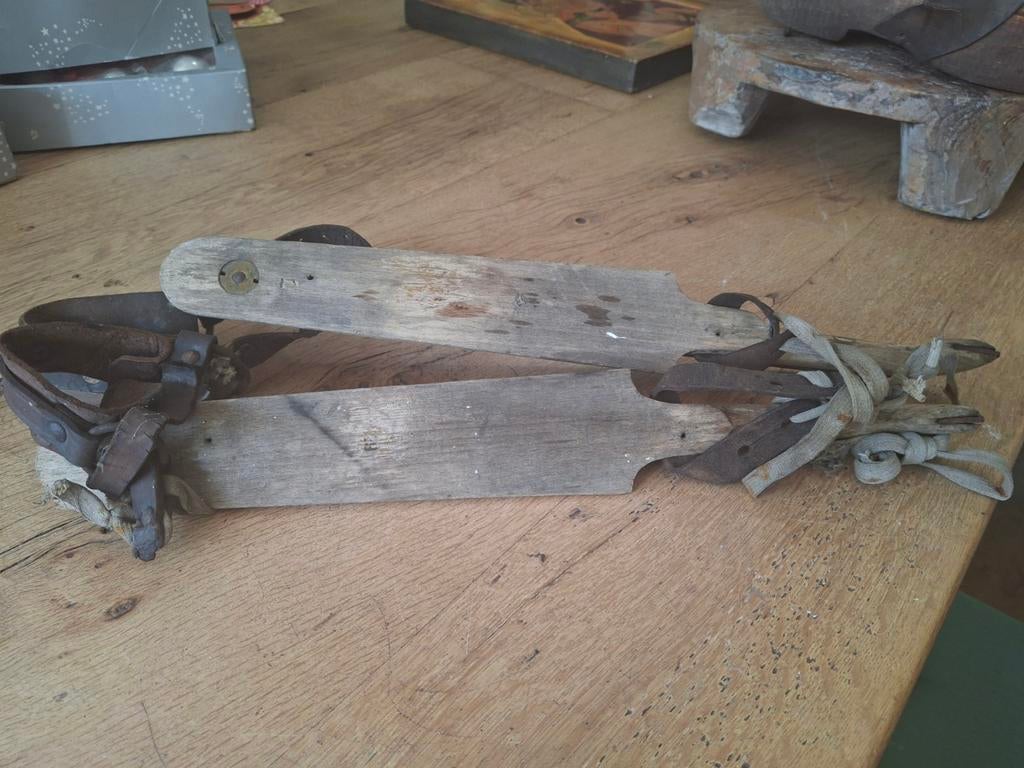 Antieke houten schaatsen met leren banden, Ophalen of Verzenden