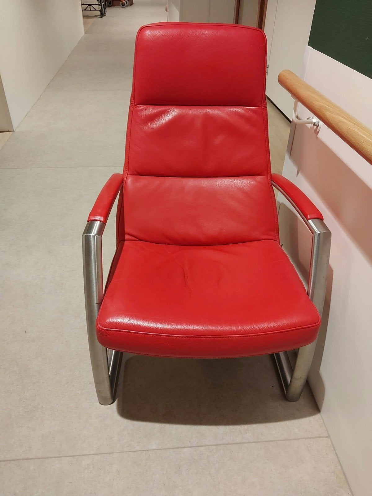 Comfortabele rode leren stoel met metalen frame, Ophalen, Zo goed als nieuw, Leer, Rood
