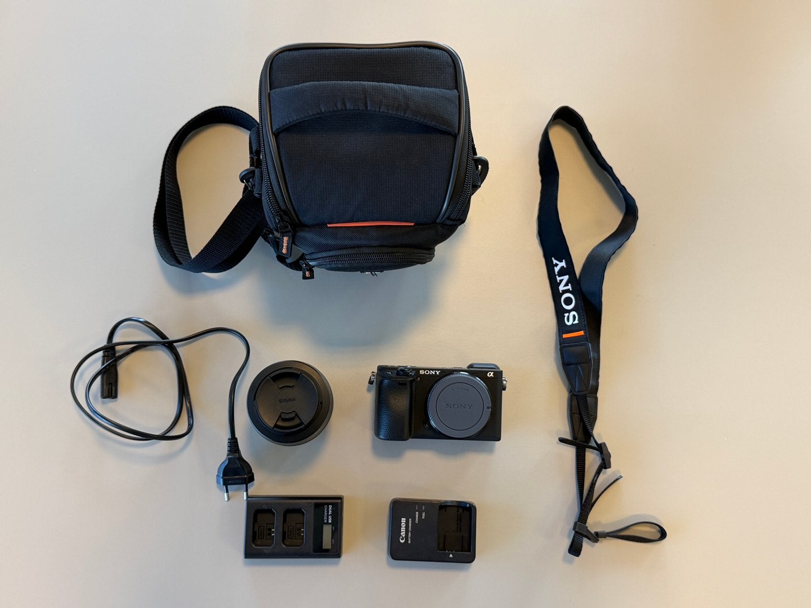 Sony A6400 + Sigma 30mm 1.4, Ophalen of Verzenden, Zo goed als nieuw, Sony, Geen optische zoom