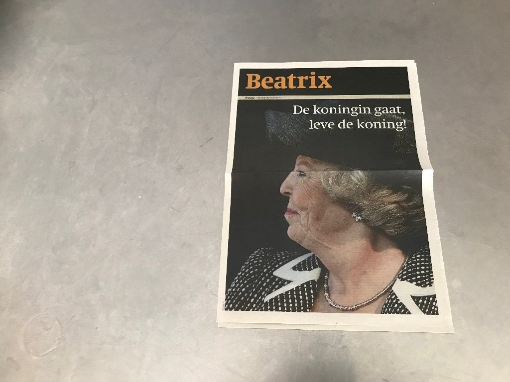 Trouw dinsdag 29 januari 2013 De Koningin gaat, Ophalen of Verzenden, 1980 tot heden, Krant
