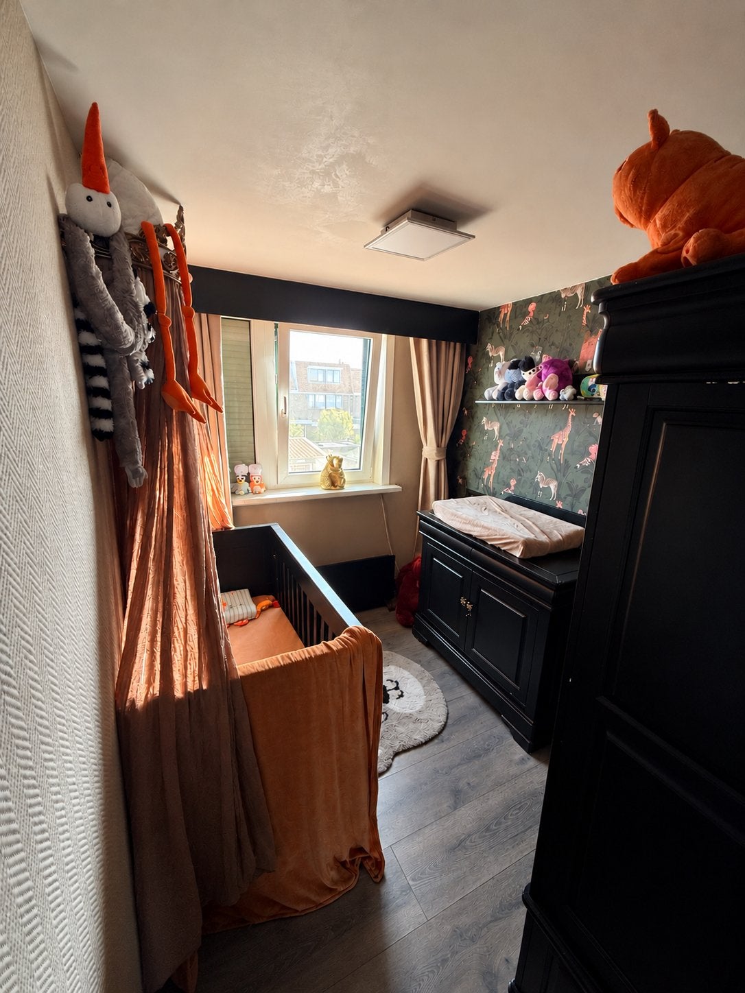 Zwarte klassieke babykamer- ledikant, commode en kledingkast, Ophalen, Gebruikt, 70 tot 85 cm, 140 tot 160 cm