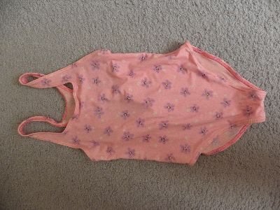 Goedkoop roze paars gebloemd stretch badpak H&M 134 prima, Gebruikt, Meisje, H&M, Sport- of Zwemkleding
