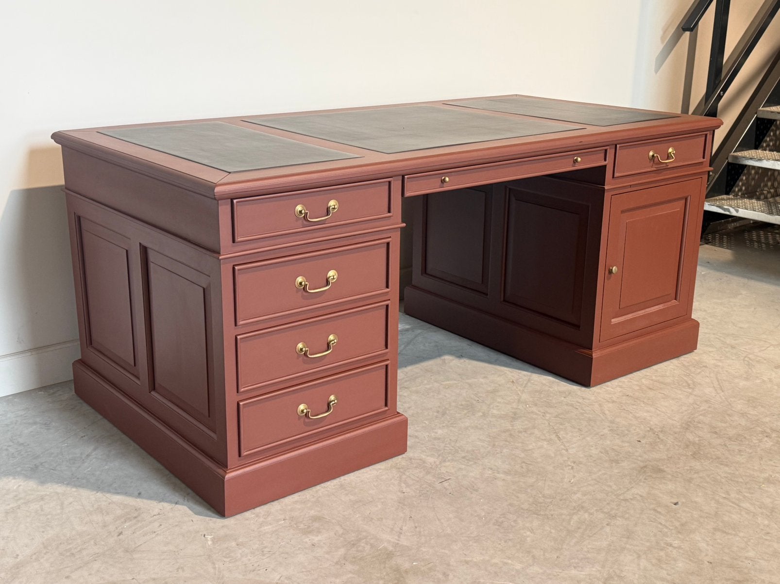 Klassiek Engels bureau (rood) #709, Huis en Inrichting, Hout, 180 cm, Ophalen of Verzenden, Zo goed als nieuw