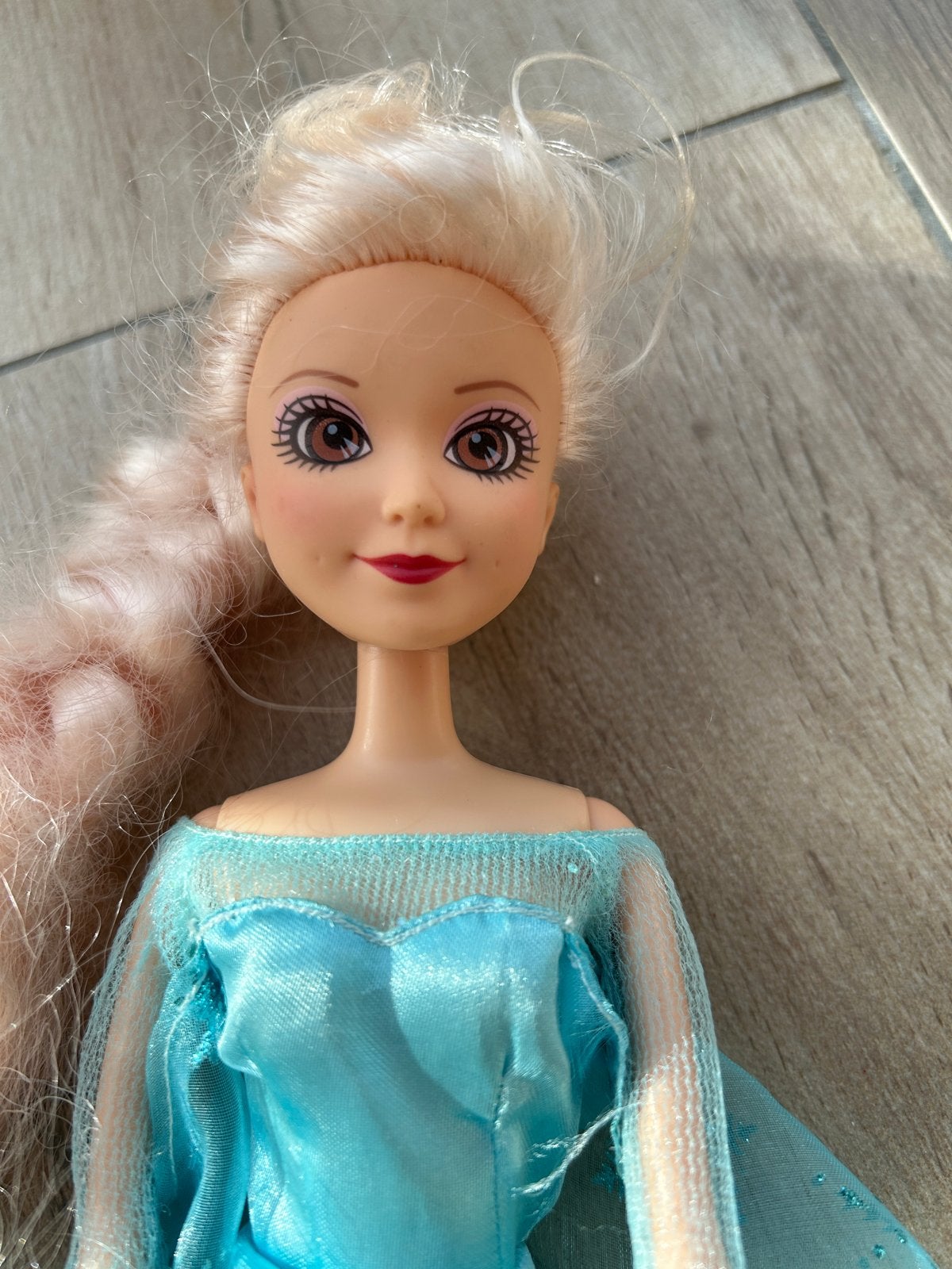 Elsa pop met blauwe jurk - Goldlok Made in China, Ophalen of Verzenden, Gebruikt, Overige typen