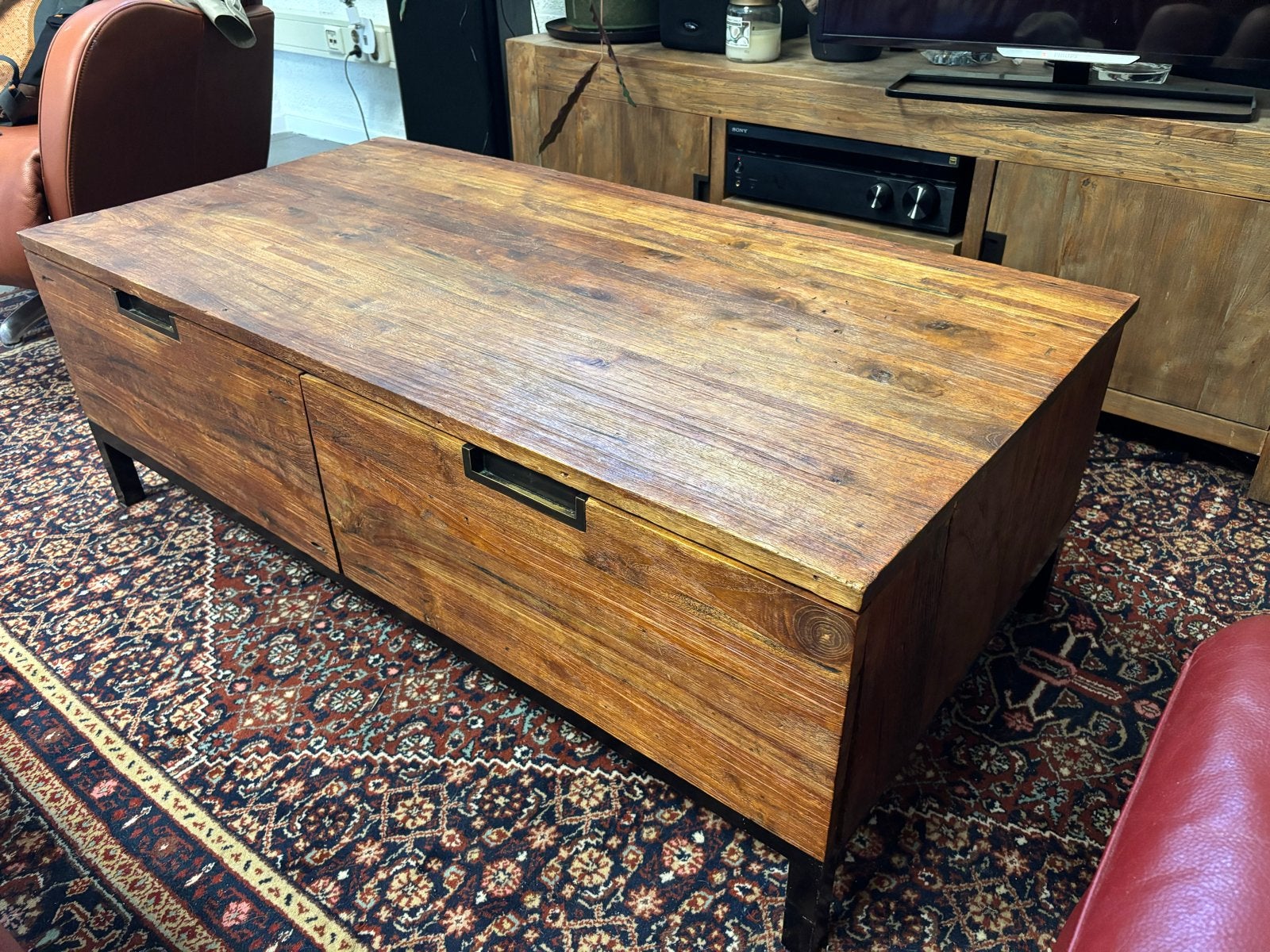 Robuuste houten salontafel met opbergruimte, Huis en Inrichting, Ophalen, Gebruikt, 100 tot 150 cm, Overige houtsoorten