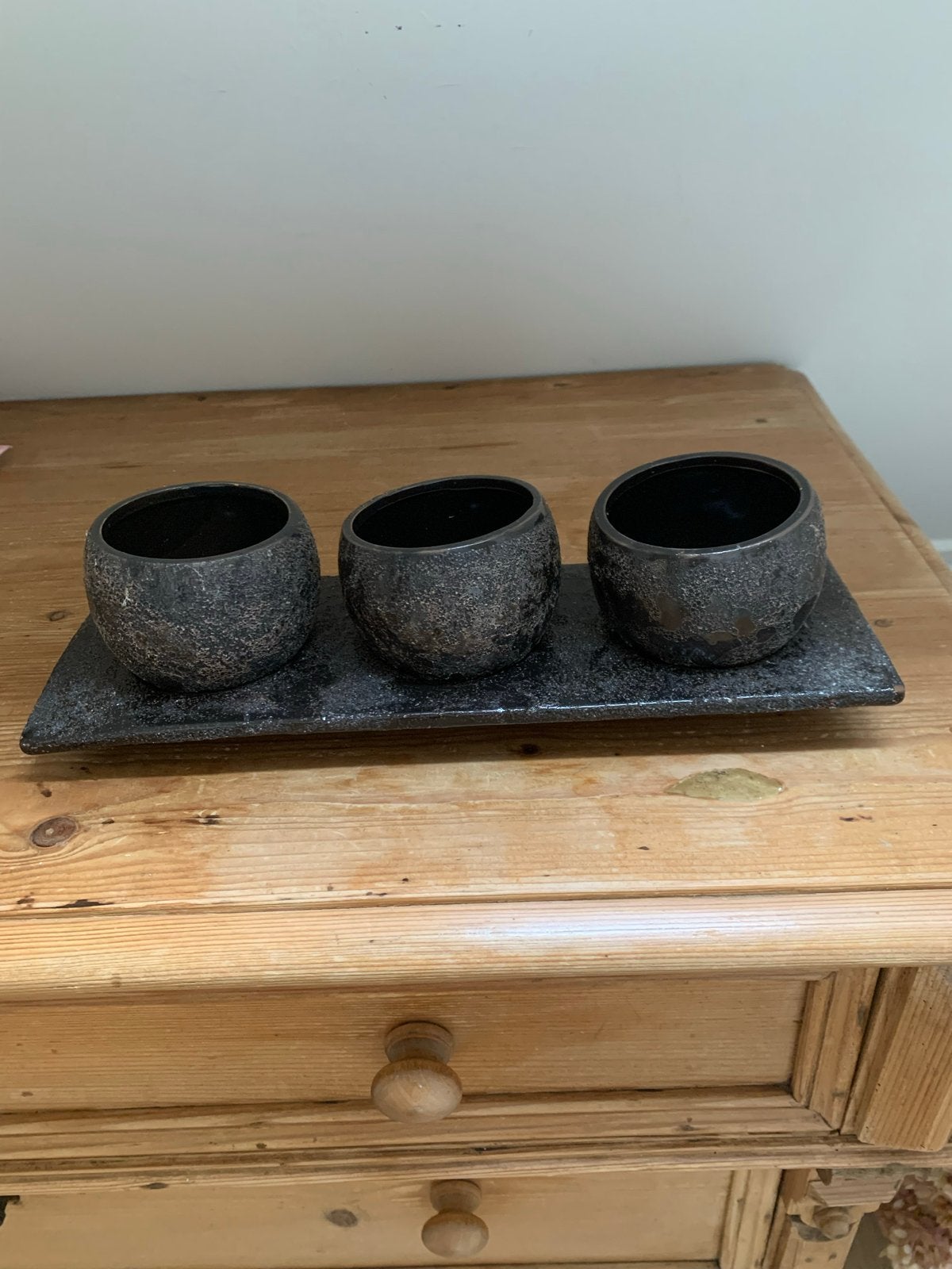 Plateau met 3 keramieken potjes - 34 cm breed, Ophalen of Verzenden, Gebruikt, Zwart, Steen/keramiek