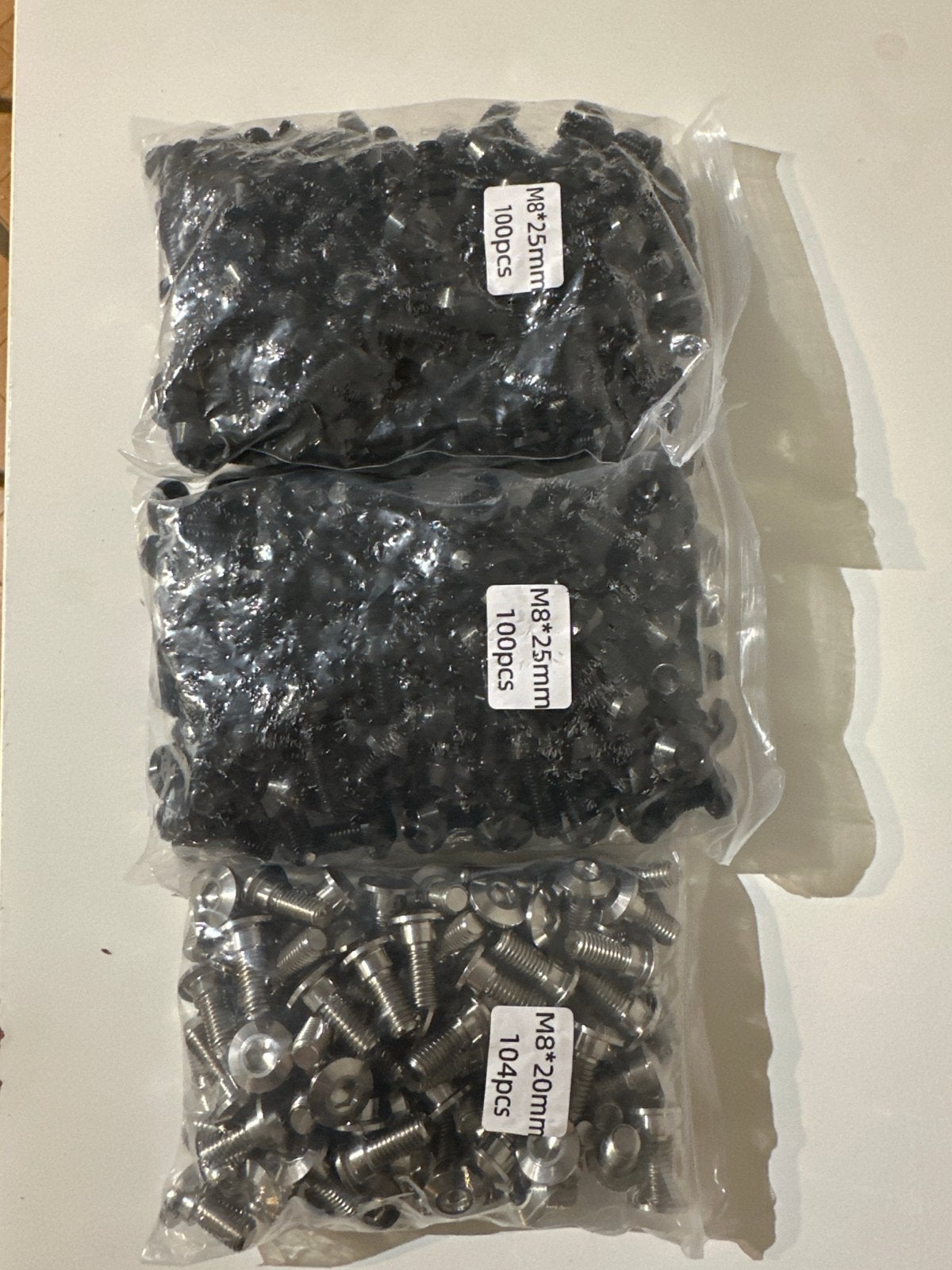 M8 Schroeven - 2x 100 stuks 25mm zwart, 1x 104 stuks 20mm RV, Schroeven, Nieuw, Ophalen of Verzenden, Minder dan 50 mm