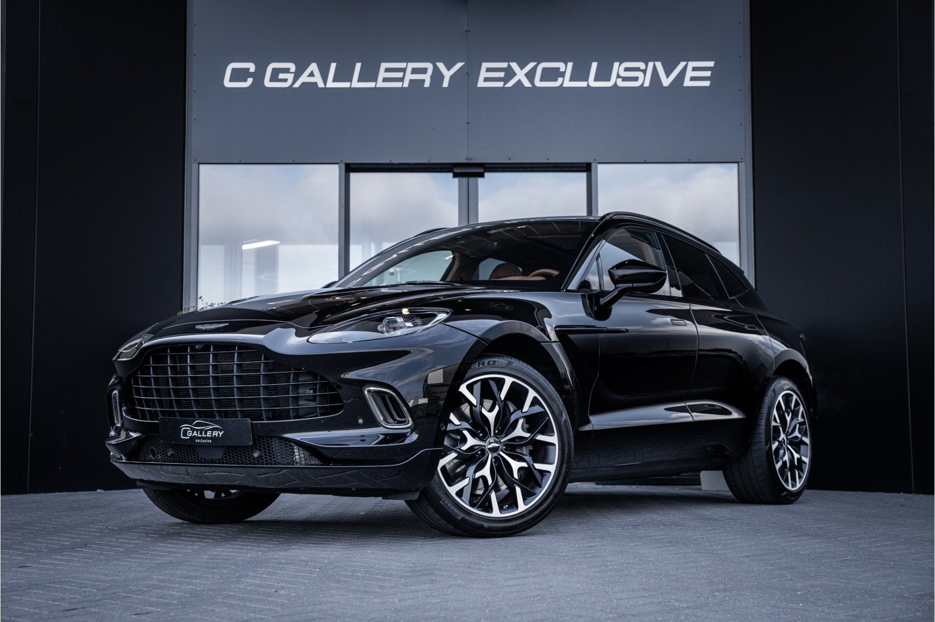 Aston Martin Dbx 4.0 V8 - 1/500 | Panorama | 360 Camera | Lu, Auto's, Dealer onderhouden, Zwart, Leder, Vierwielaandrijving