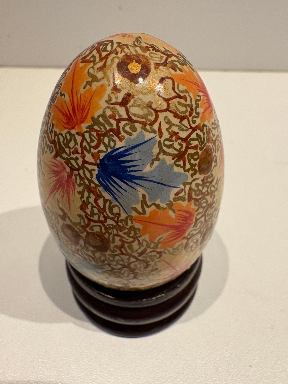 Decoratief ei met bloemmotief op standaard, Ophalen of Verzenden