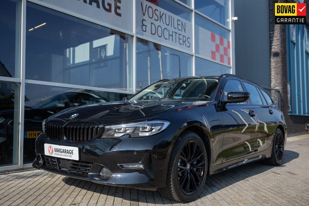 BMW 3-serie Touring 330e xDrive Touring Sport Line | Trekhaa, Gebruikt, Zwart, 4 cilinders, Leder en Stof