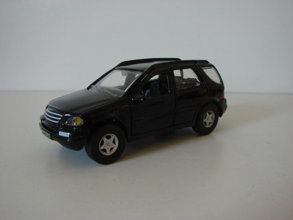 Mercedes-Benz ML 320 zwart schaal 1:43, Ophalen of Verzenden, Zo goed als nieuw, Auto, Overige merken