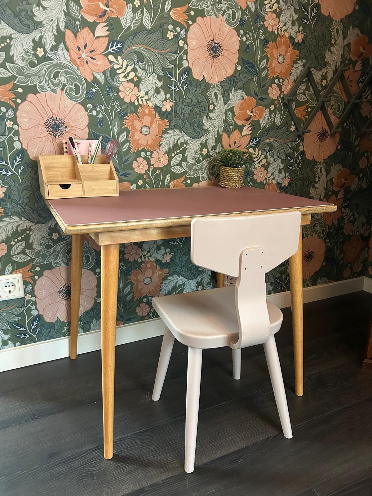 Vintage kinderbureau met stoel - Schilte, Kinderen en Baby's, Kinderkamer | Tafels en Stoelen, Ophalen, Zo goed als nieuw, Tafel(s) en Stoel(en)
