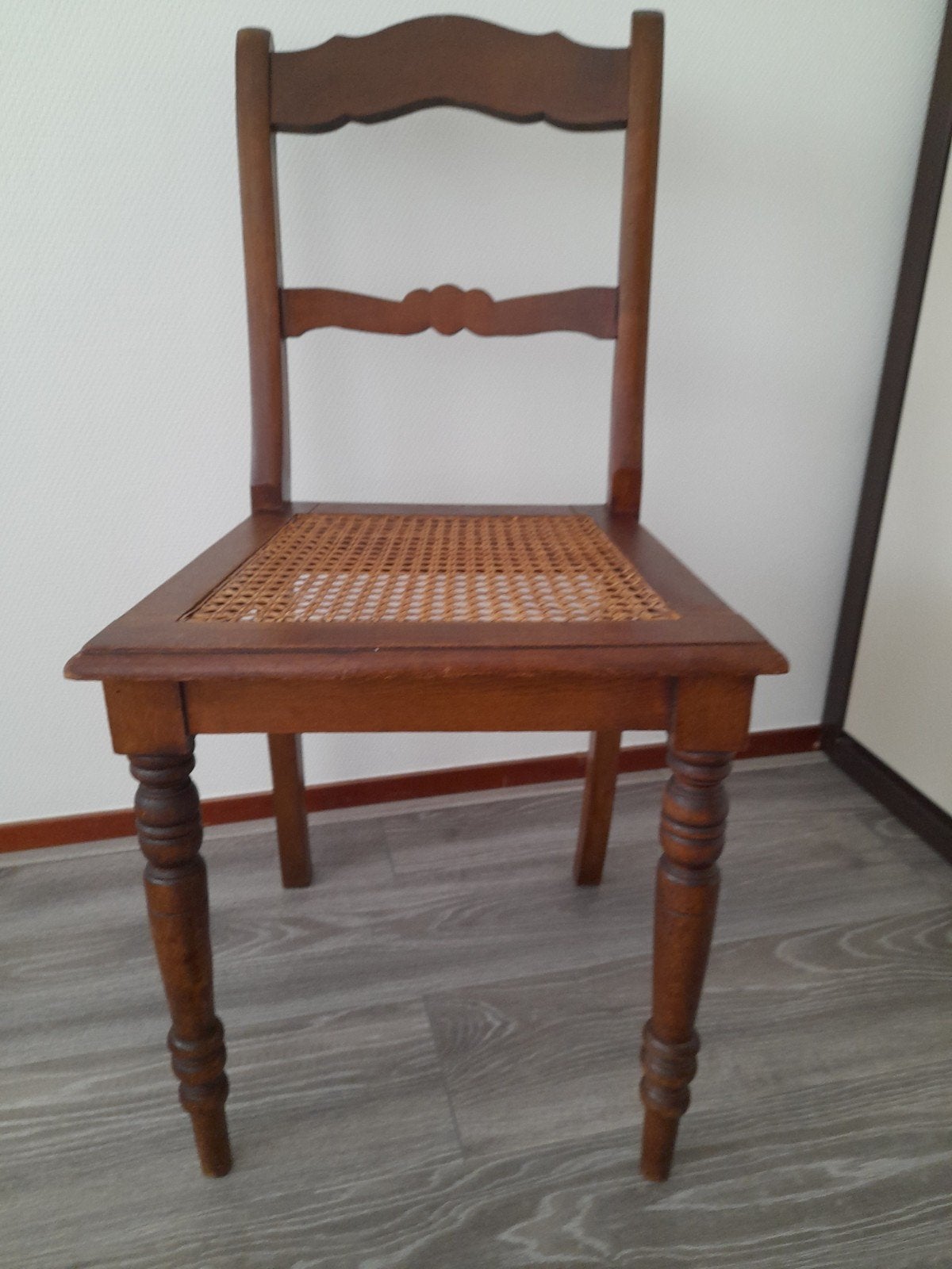 oud stoeltje met webbing zitting mooi als decoratie vintage., Ophalen