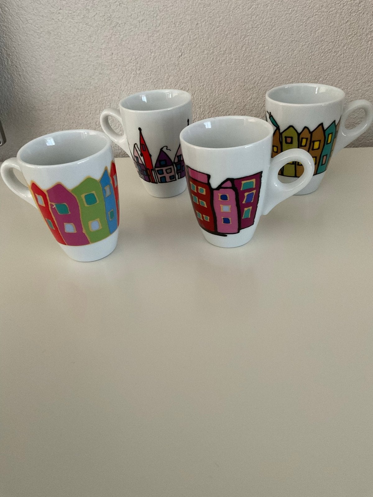 Set van 4 Yong mokken / espressokopjes met kleurrijke huisje, Huis en Inrichting, Overige merken, Verzenden, Vintage, Mok