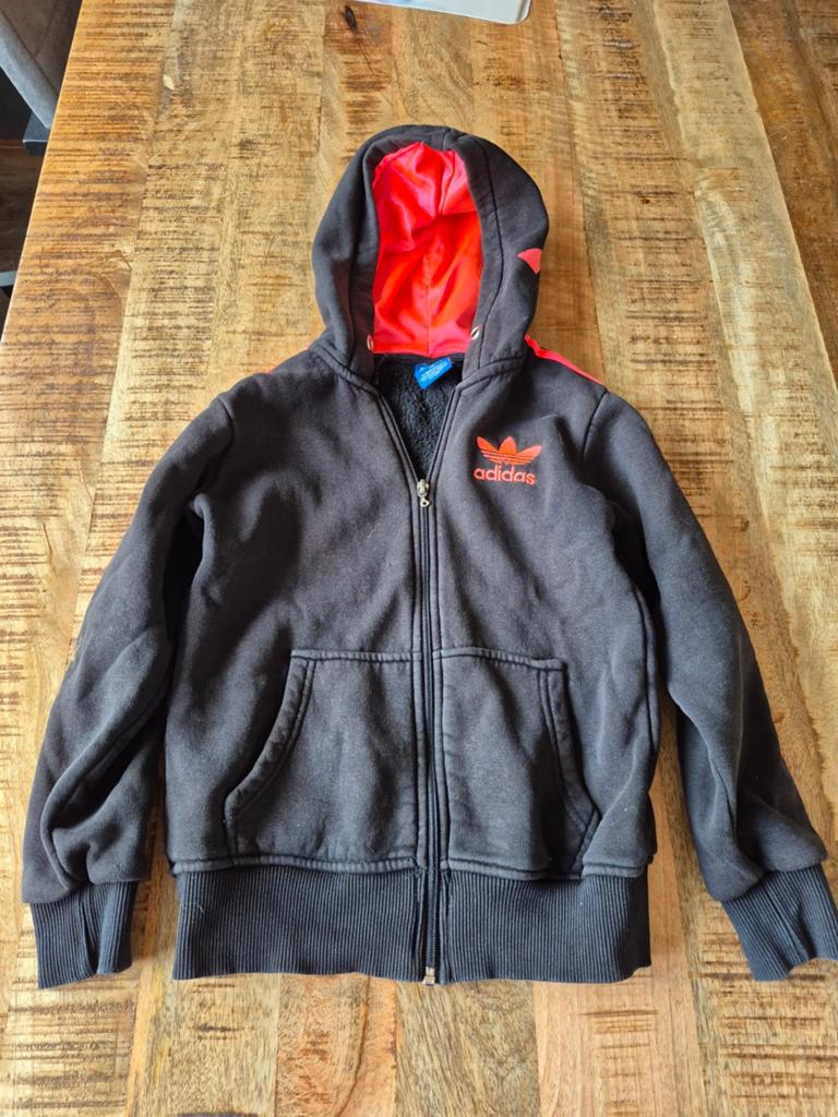 Adidas vest zwart met rood, maat 116, Adidas, Gebruikt, Jongen of Meisje, Trui of Vest