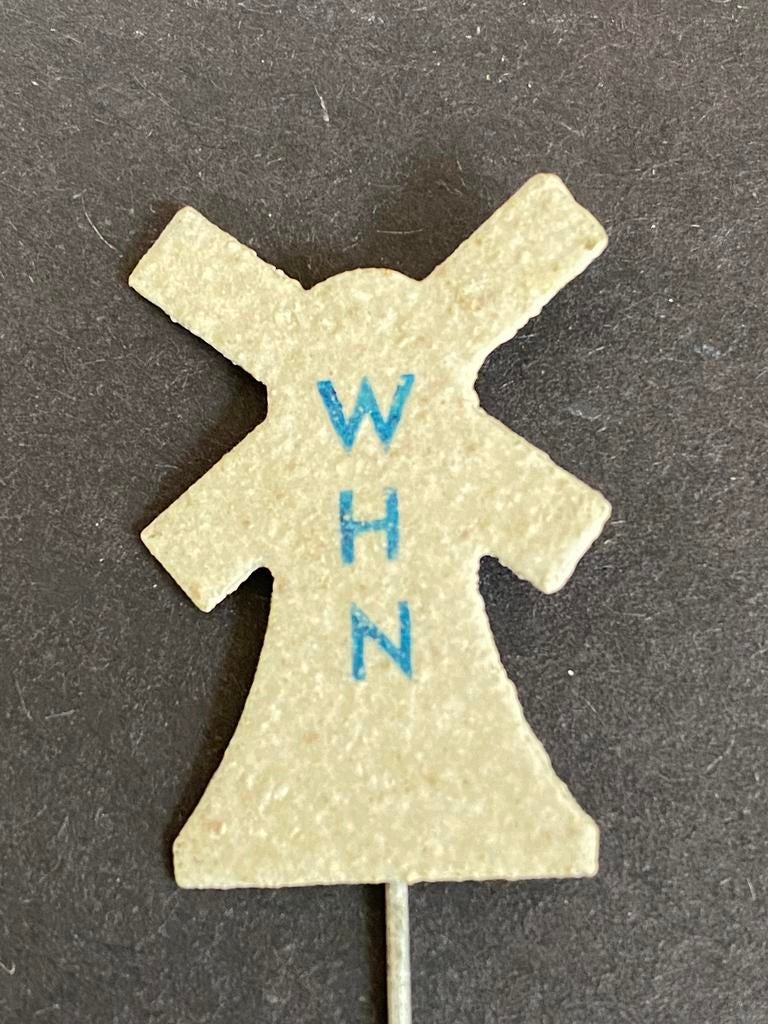 Origineel Winterhulp Nederland speldje Molen, Verzamelen, Ophalen of Verzenden, Nederland, Embleem of Badge