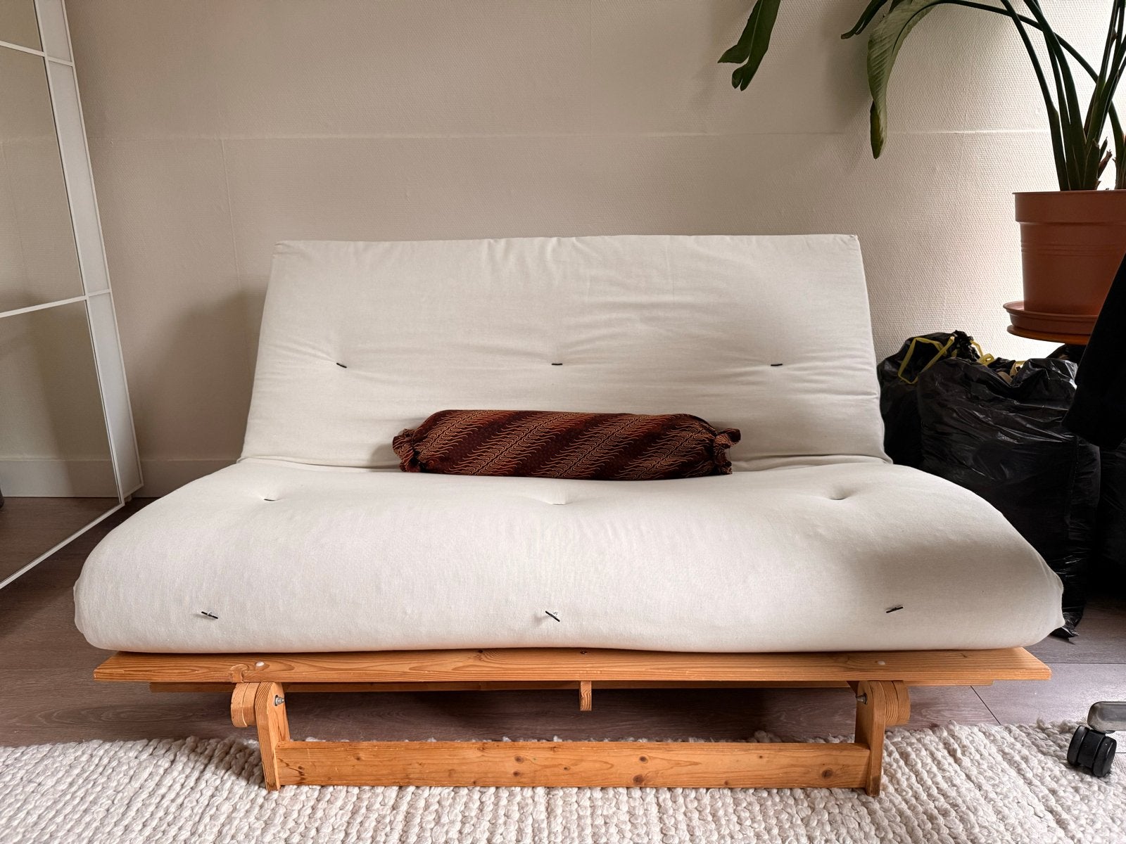 Karup futon slaapbank met houten frame – Japandi, Ophalen, Gebruikt, Wit, Twijfelaar