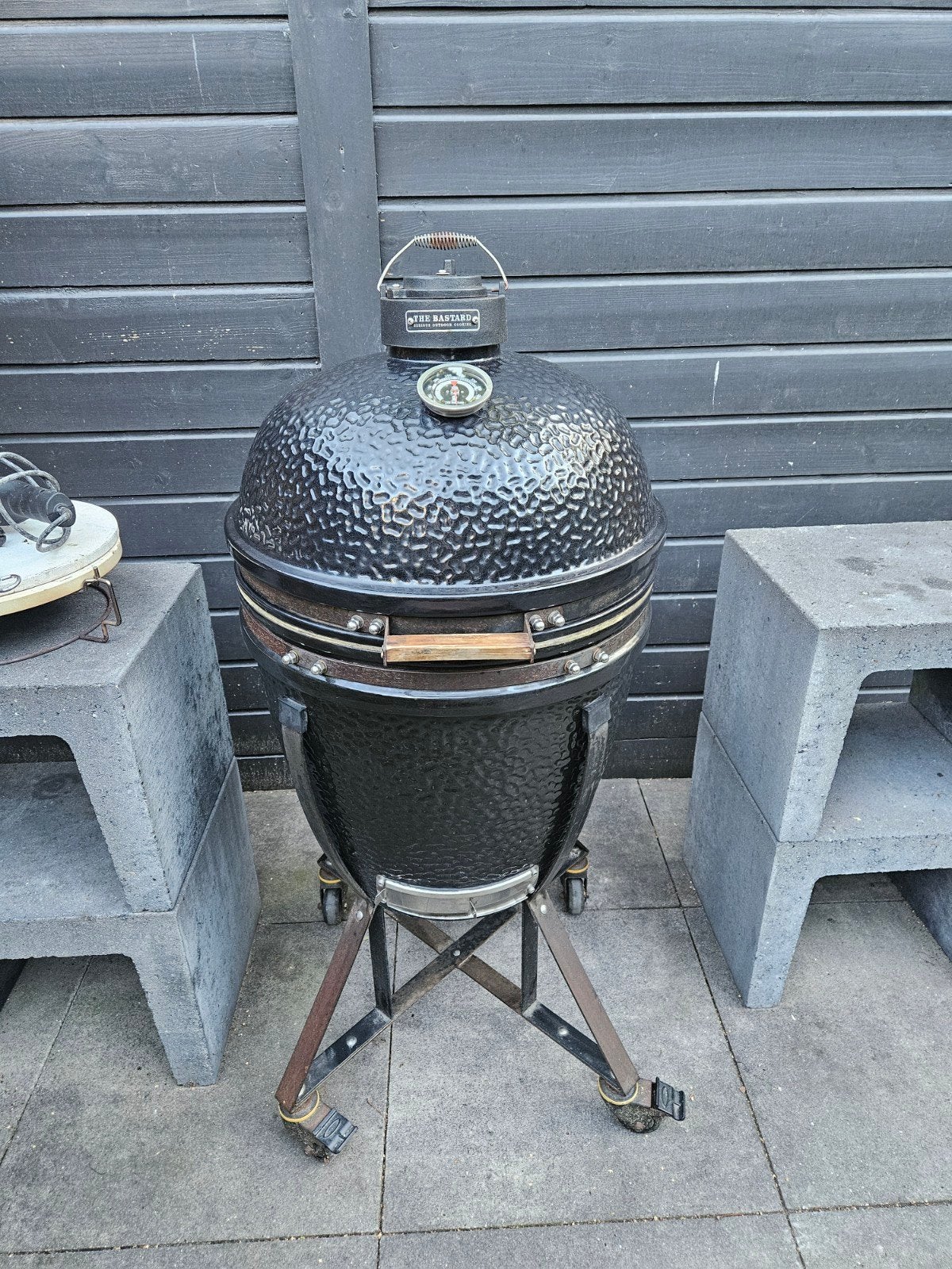 The Bastard Large Kamado BBQ met accessoires, Ophalen, Gebruikt, The Bastard