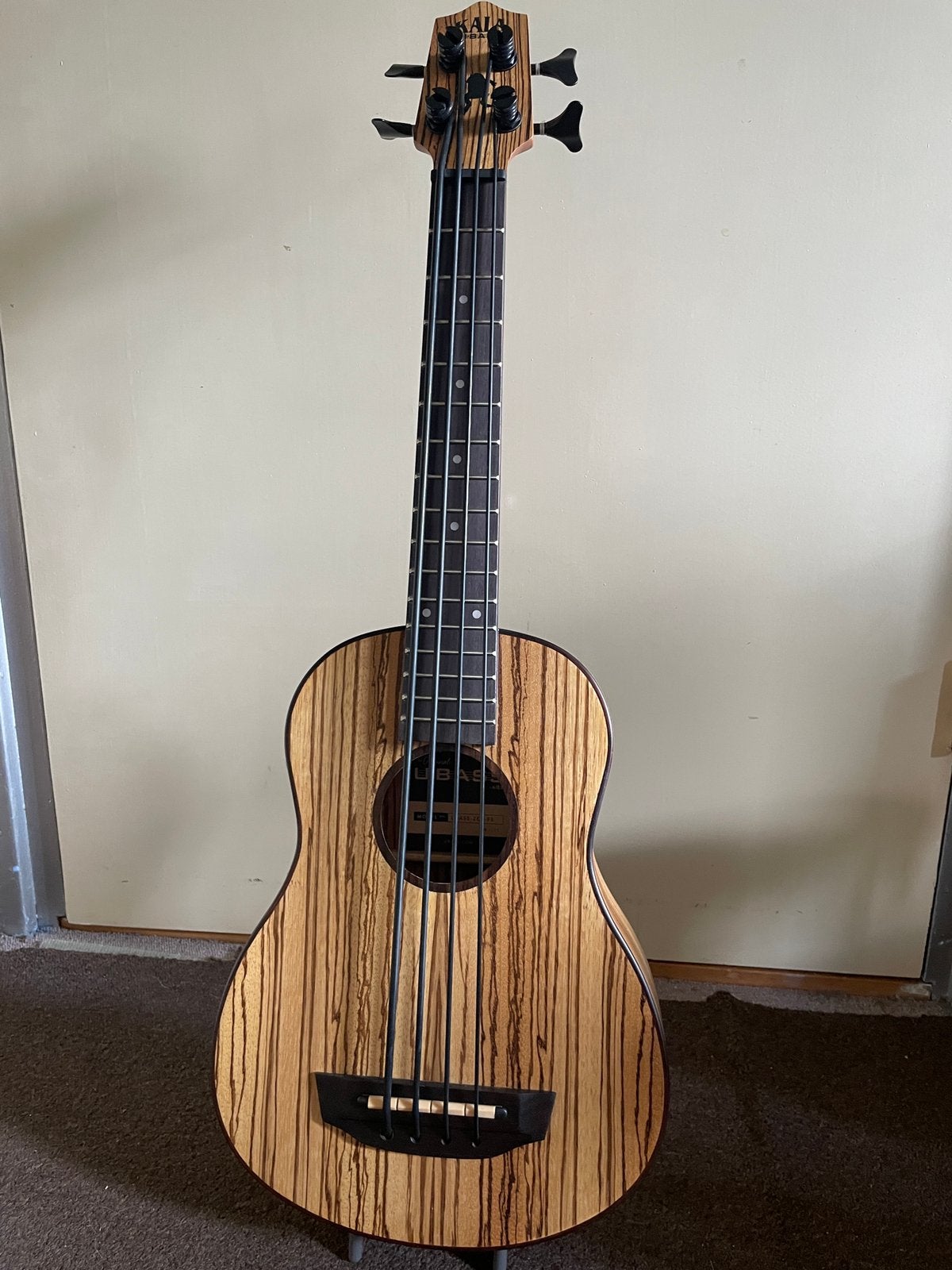 Kala u-bass ukulele bass zebra wood nieuw met boek en snaren, Ophalen, Nieuw, Ukelele