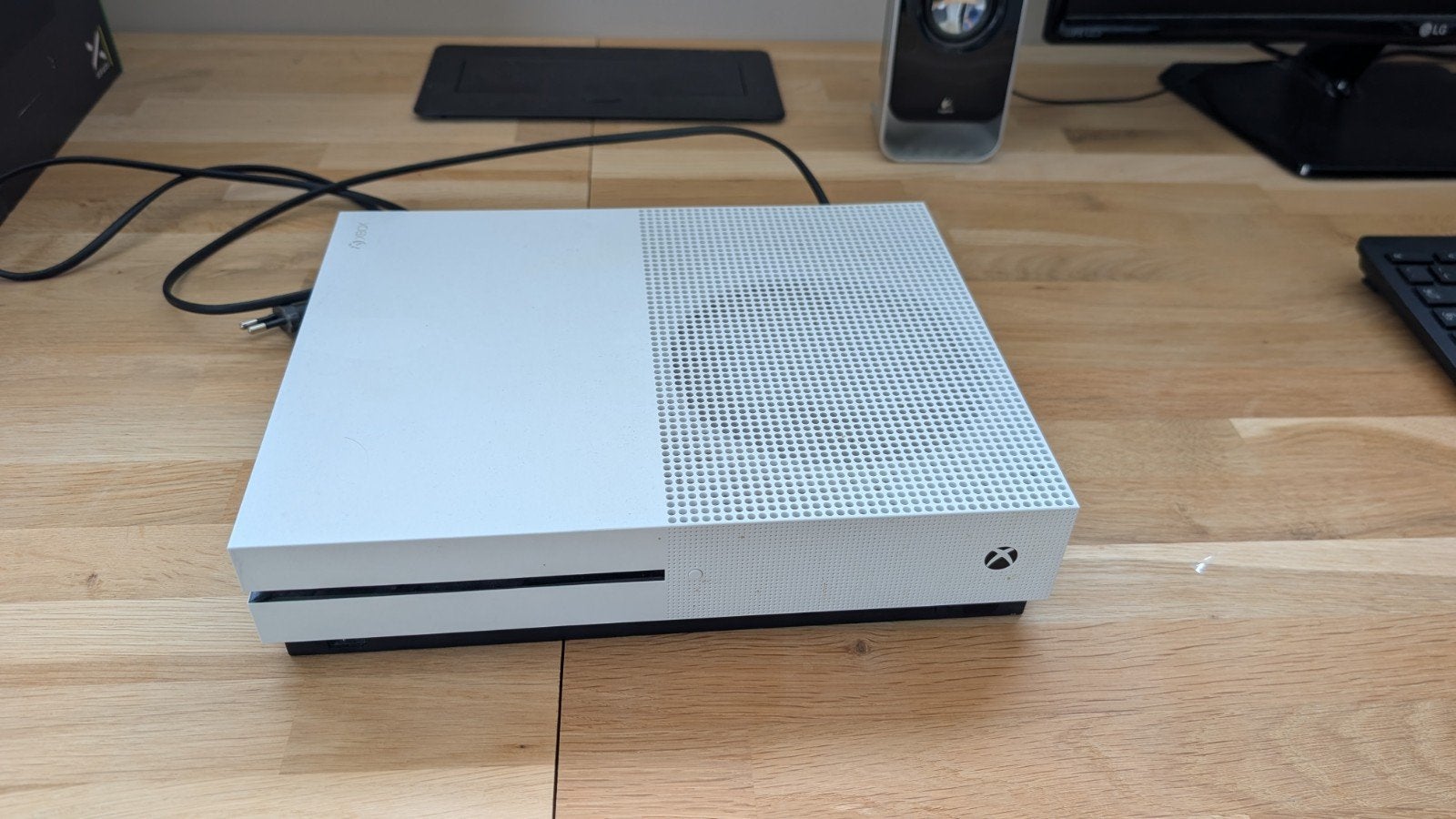 Foto 2 van Xbox One S Disc edition met controller en doos