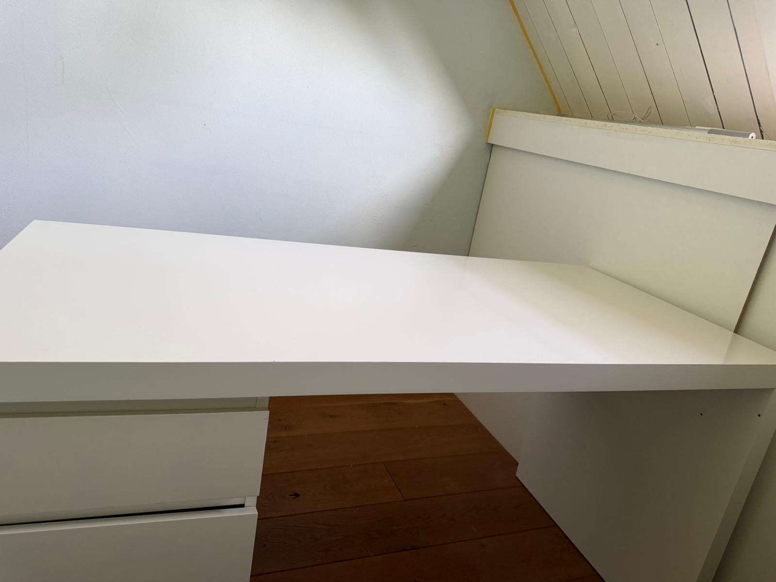 Wit bureau van IKEA (Malm), Huis en Inrichting, Bureaus, Ophalen, Gebruikt, Spaanplaat of MDF, IKEA