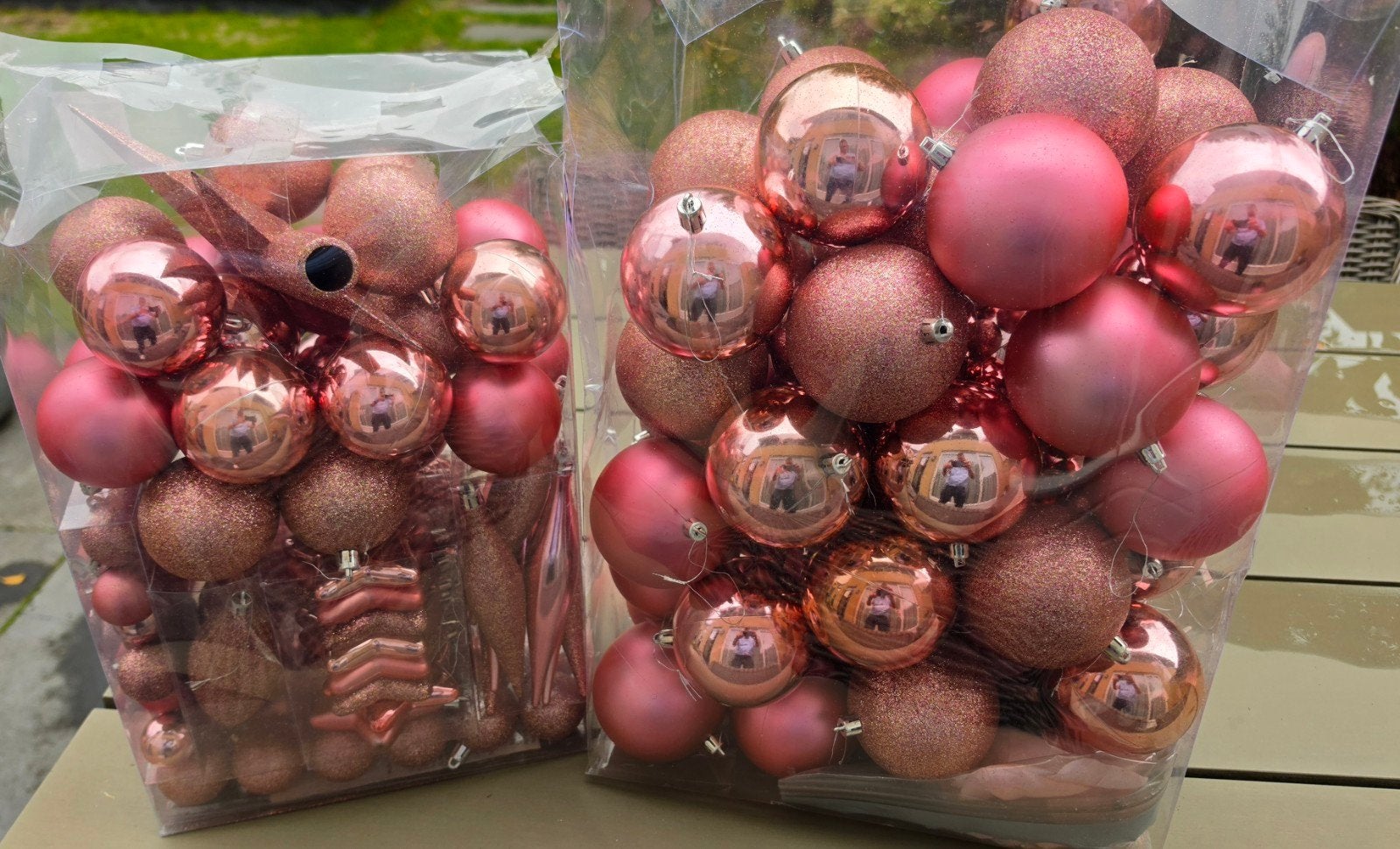 Roze kerstballen, Ophalen