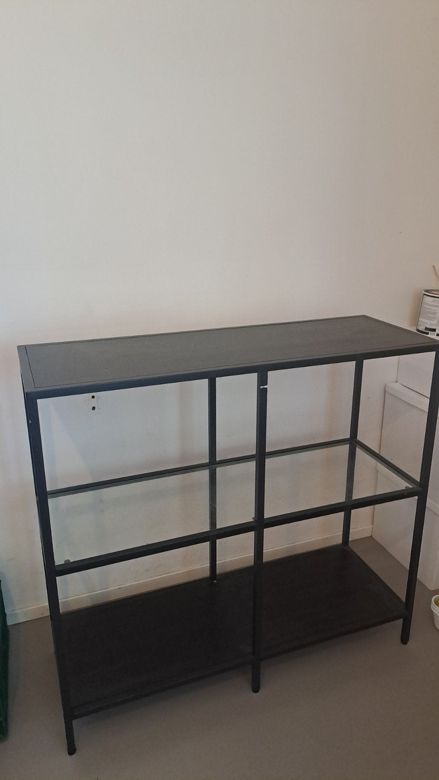 IKEA Vittsjö stellingkast / wandrek zwart met glas, Huis en Inrichting, Kasten | Stellingkasten, Ophalen, Gebruikt