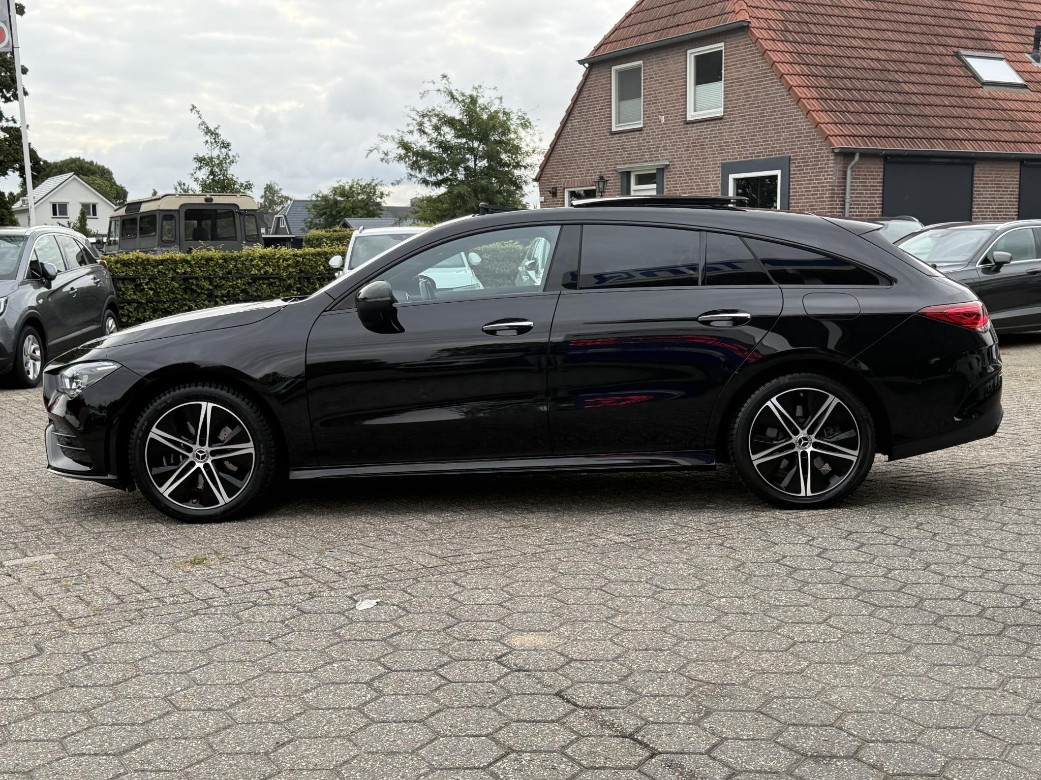 Mercedes-Benz CLA-klasse Shooting Brake 250 e AMG Line PANO, Gebruikt, 4 cilinders, Leder en Stof, Zwart