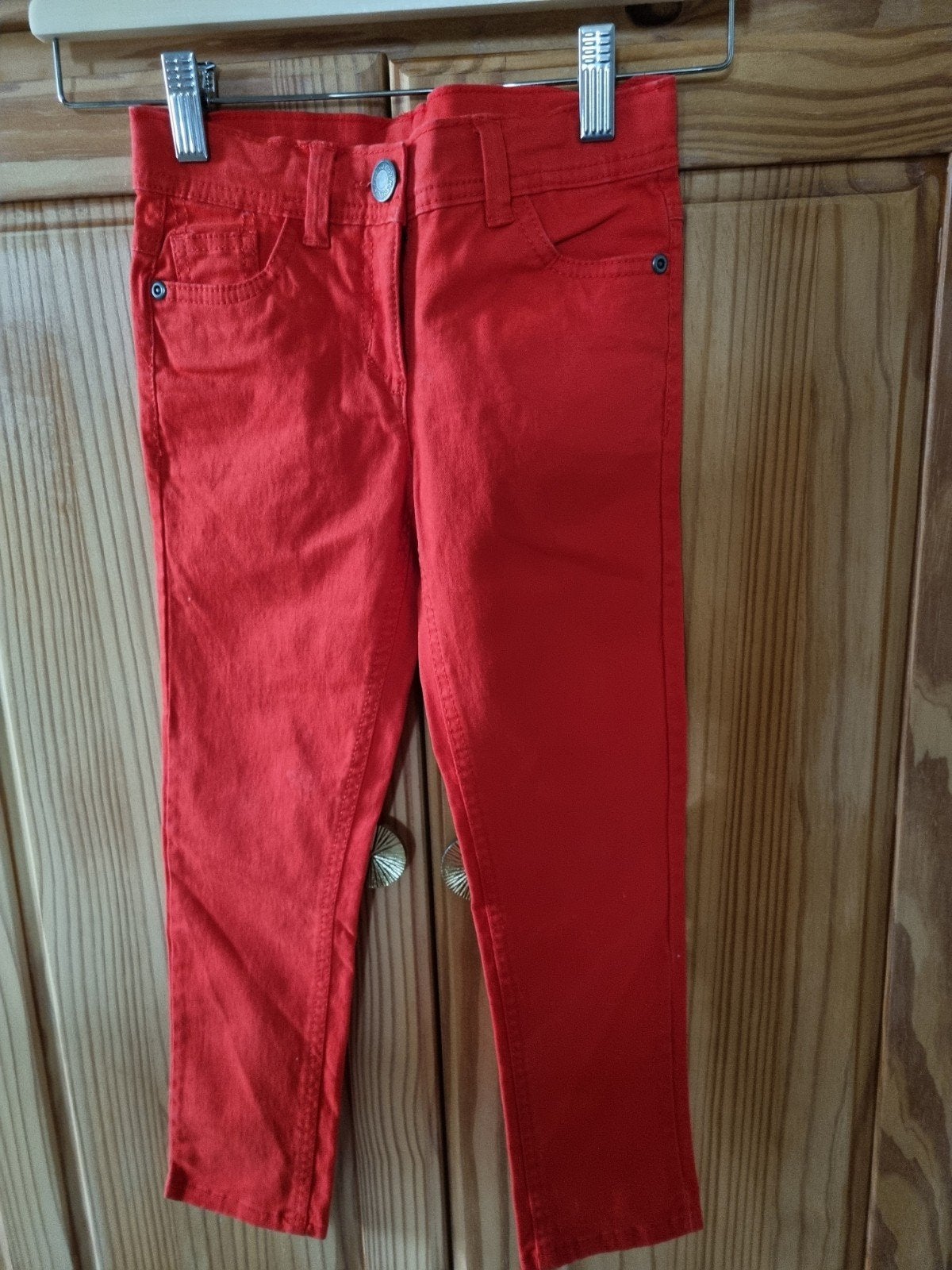 Een rode broek van het merk Frendz in maat 116., Kinderen en Baby's, Ophalen of Verzenden, Zo goed als nieuw, Meisje, Broek