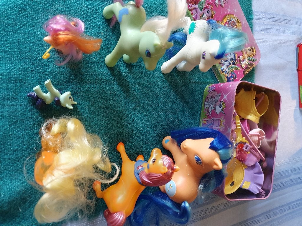 My Little Pony set met figuren en accessoires in blik, Ophalen of Verzenden, Gebruikt