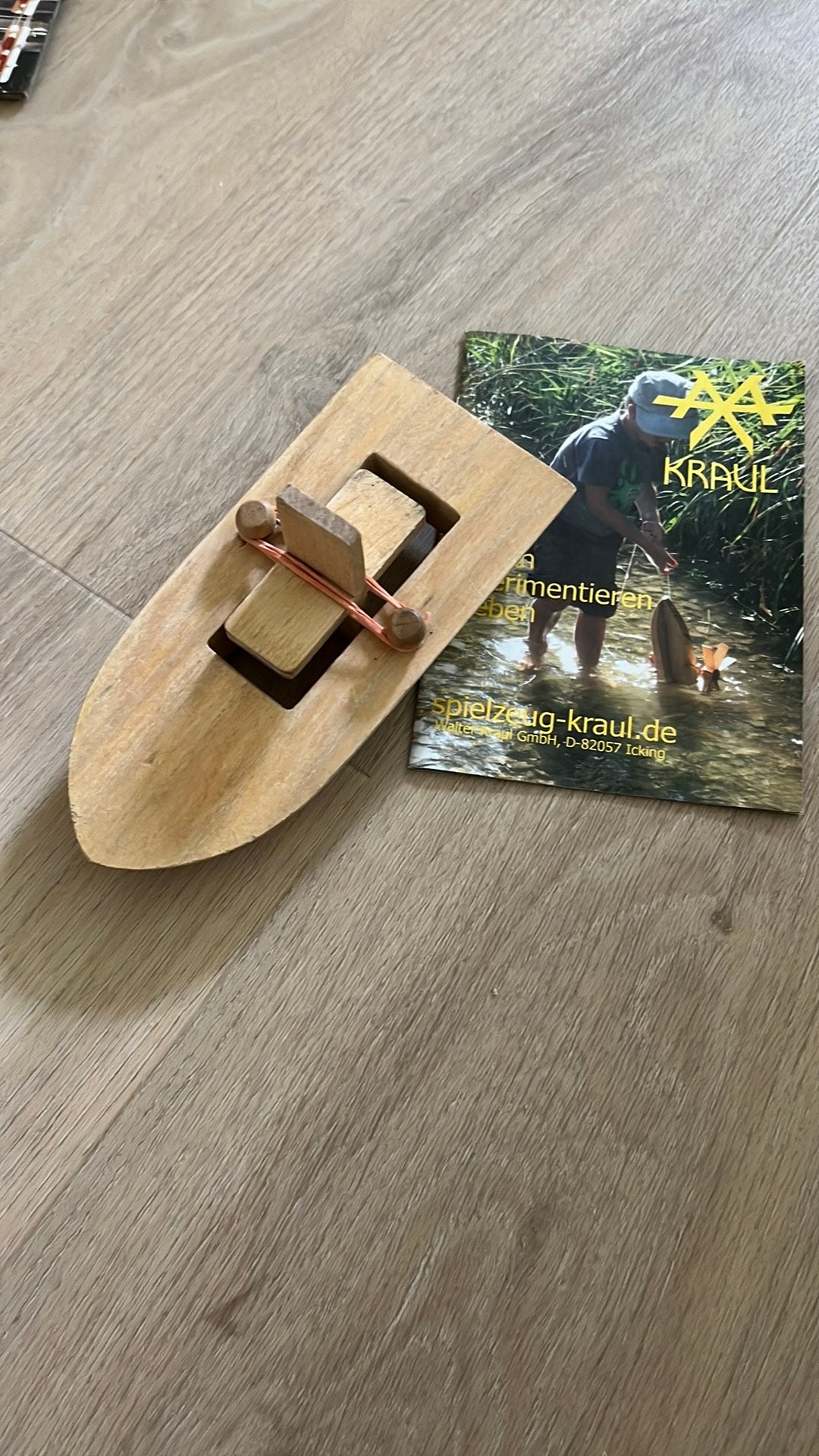 Houten speelgoed bootje met elastiek aangedreven kraul, Ophalen of Verzenden, Gebruikt