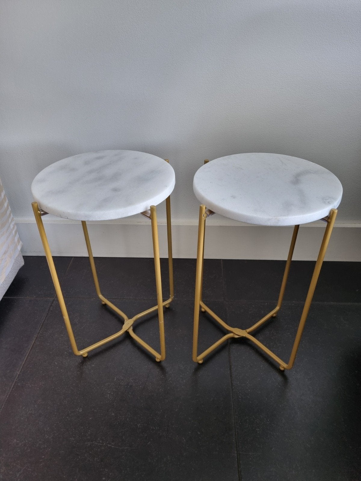Set van 2 marmeren bijzettafels met gouden onderstel, Huis en Inrichting, Tafels | Bijzettafels, Overige materialen, Minder dan 55 cm