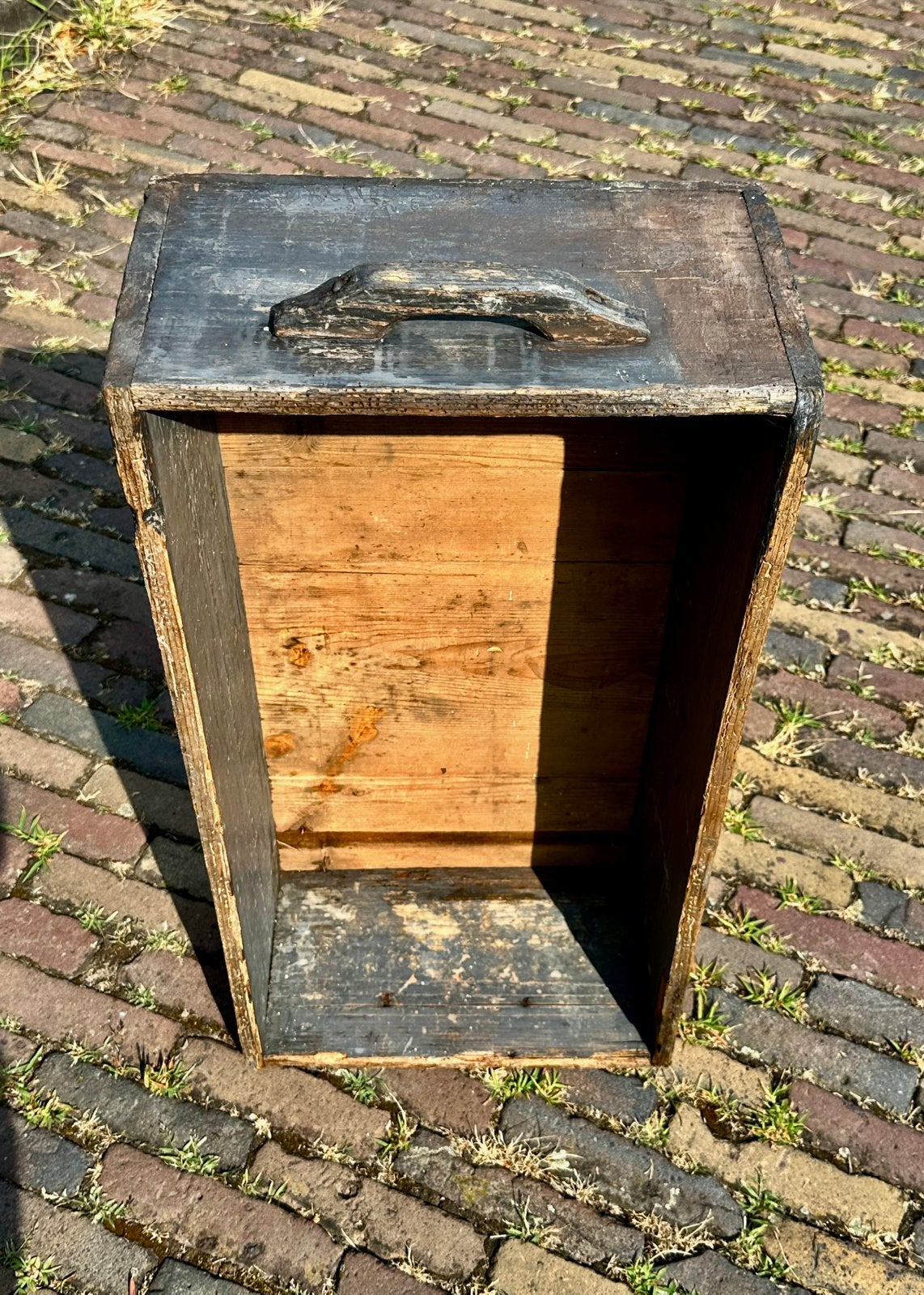 Oude lade uit een schuur (100jaar oud) zwart grijs, Ophalen