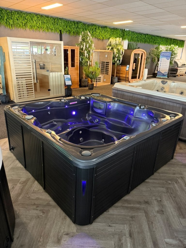Luxe Black Jacuzzi / Spa – Bomvol Jets – 1 Jaar Pompgarantie, Ophalen, Zo goed als nieuw, Afdekzeil, Vast