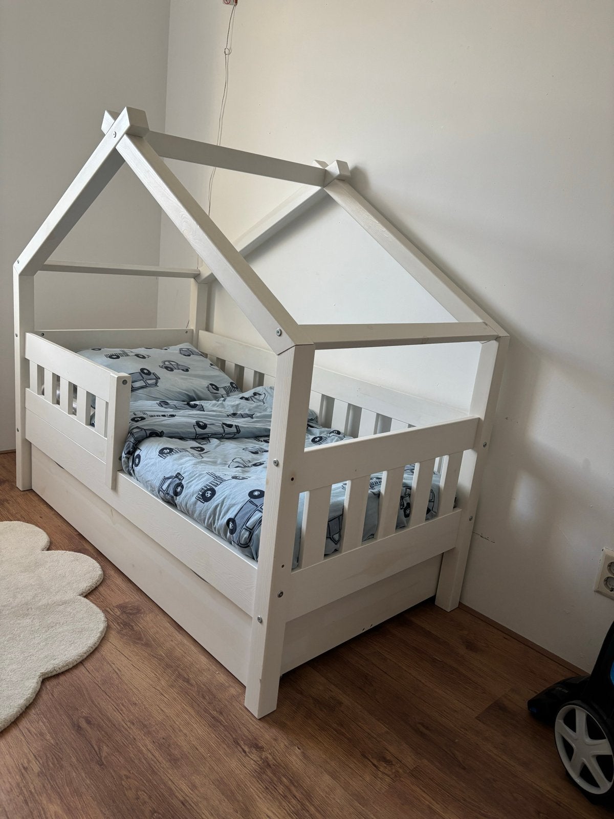 Peuterbed kinderbed huisje wit met lattenbodem en matras, Ophalen, Gebruikt, 70 tot 85 cm, Lattenbodem