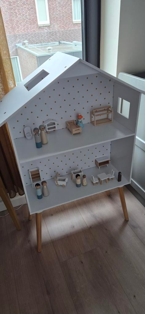 Modern Poppenhuis met Meubels en Poppetjes, Ophalen, Zo goed als nieuw, Poppenhuis